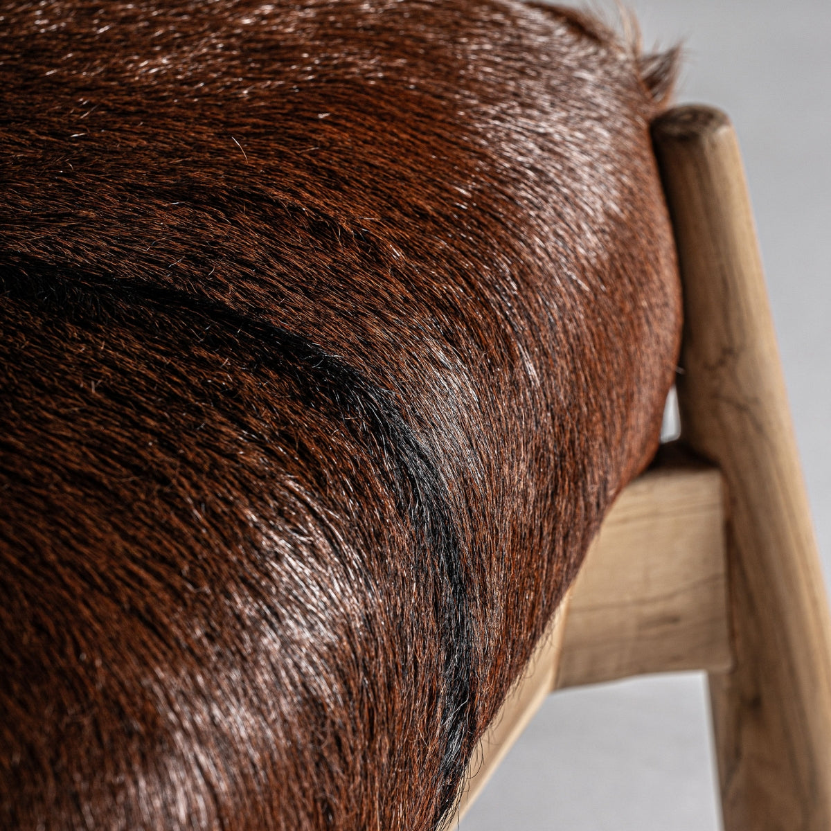 Fauteuil en teck et peau de chèvre | VICAL Payerne | REMO-HOME, mobilier design et décoration d'intérieur