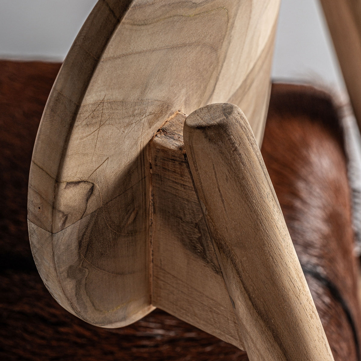 Fauteuil en teck et peau de chèvre | VICAL Payerne | REMO-HOME, mobilier design et décoration d'intérieur