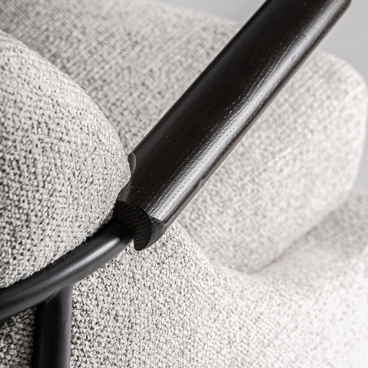 Fauteuil en tissu gris et bois de pin | VICAL Herzele | REMO-HOME, mobilier design et décoration d'intérieur