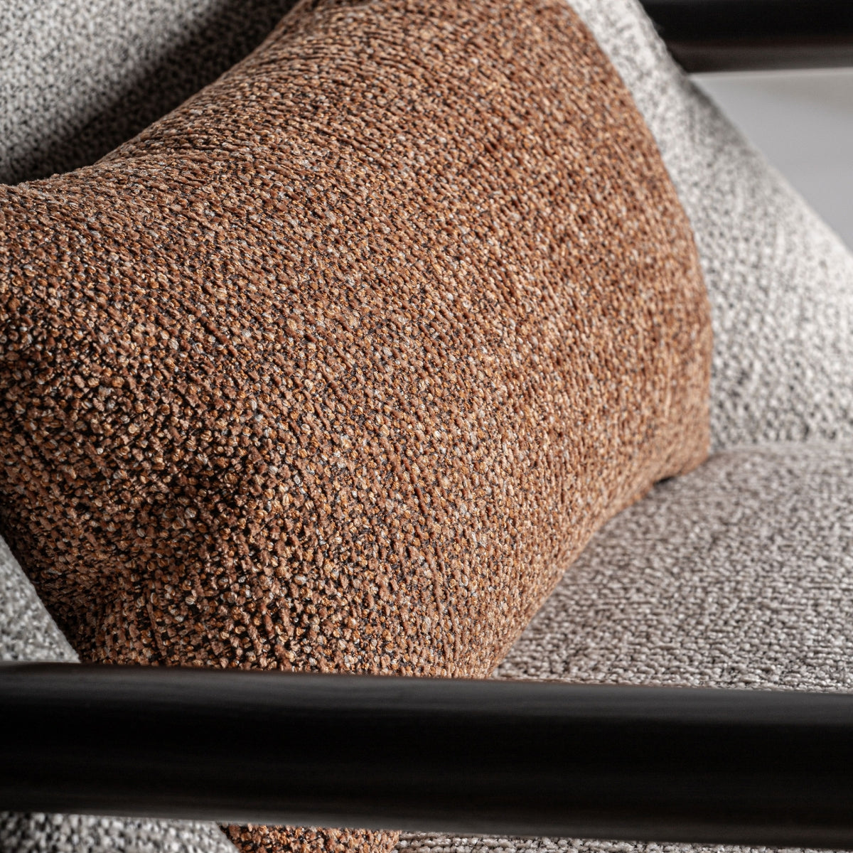 Fauteuil en tissu gris et bois de pin | VICAL Herzele | REMO-HOME, mobilier design et décoration d'intérieur