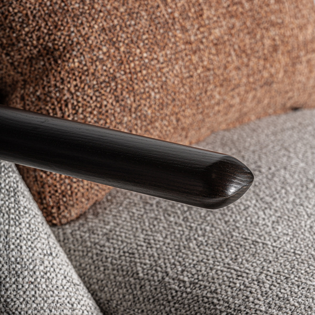 Fauteuil en tissu gris et bois de pin | VICAL Herzele | REMO-HOME, mobilier design et décoration d'intérieur