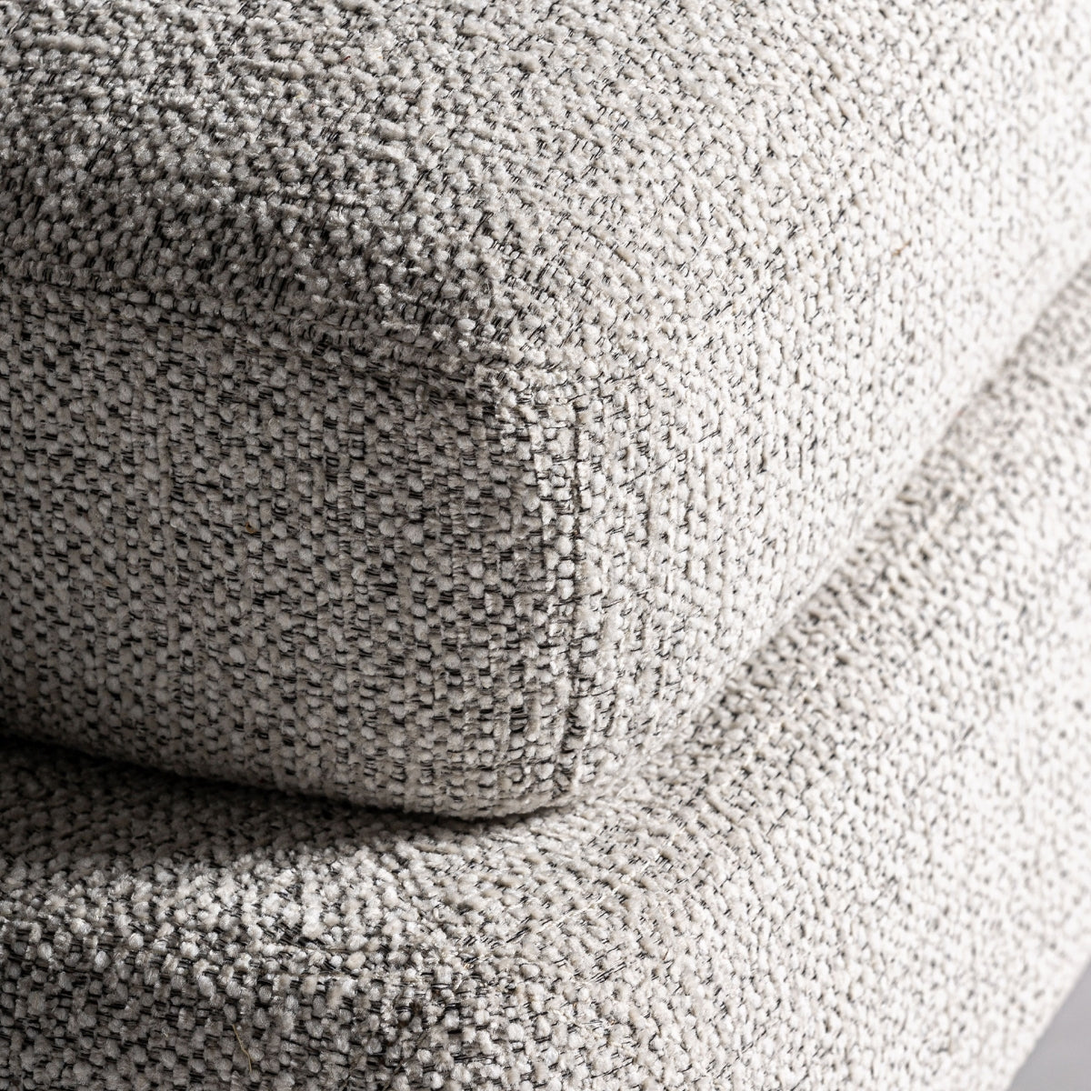 Fauteuil en tissu gris et bois de pin | VICAL Herzele | REMO-HOME, mobilier design et décoration d'intérieur