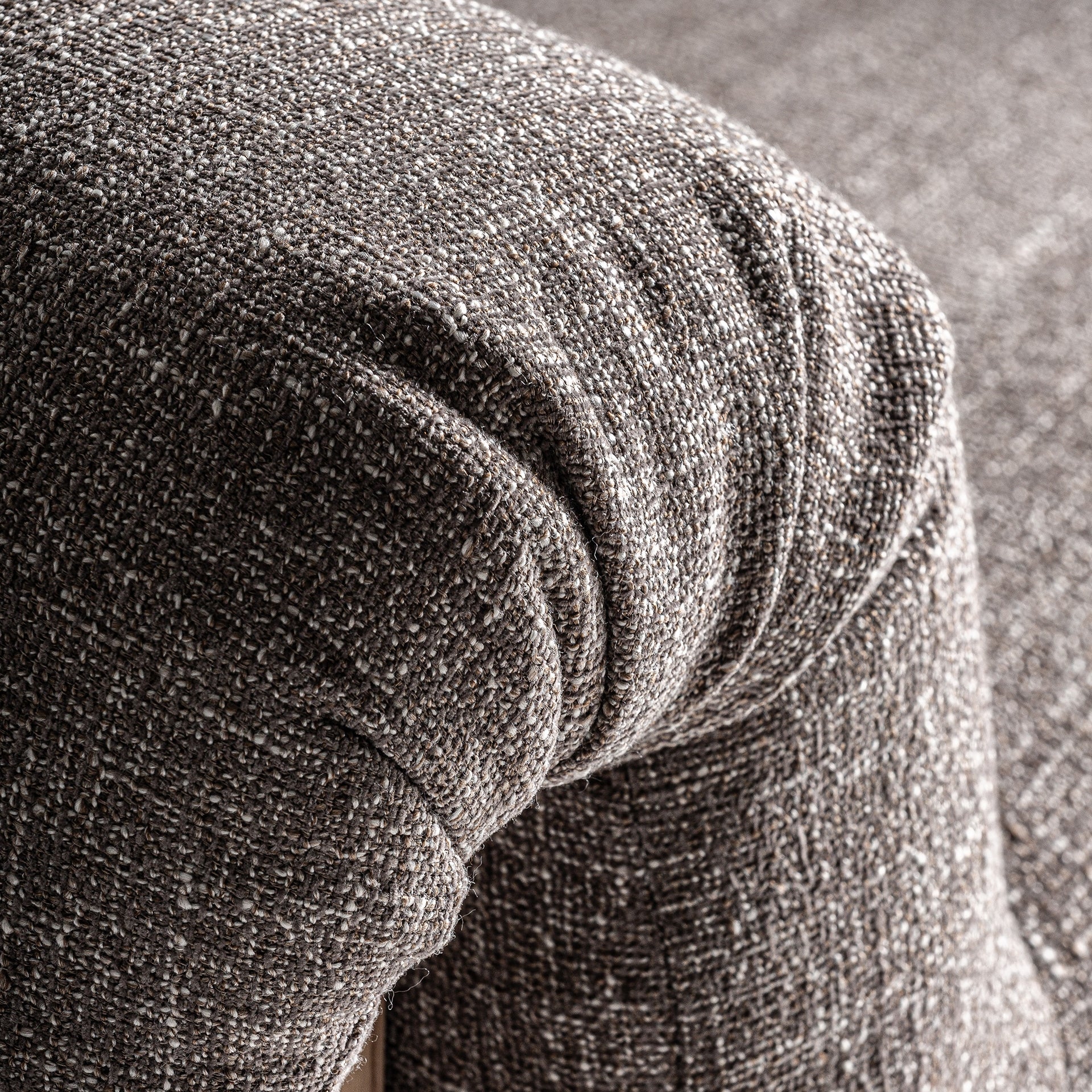 Fauteuil scandi bois de caoutchouc marron et tissu taupe | VICAL Hesse | REMO-HOME, mobilier design et décoration d'intérieur