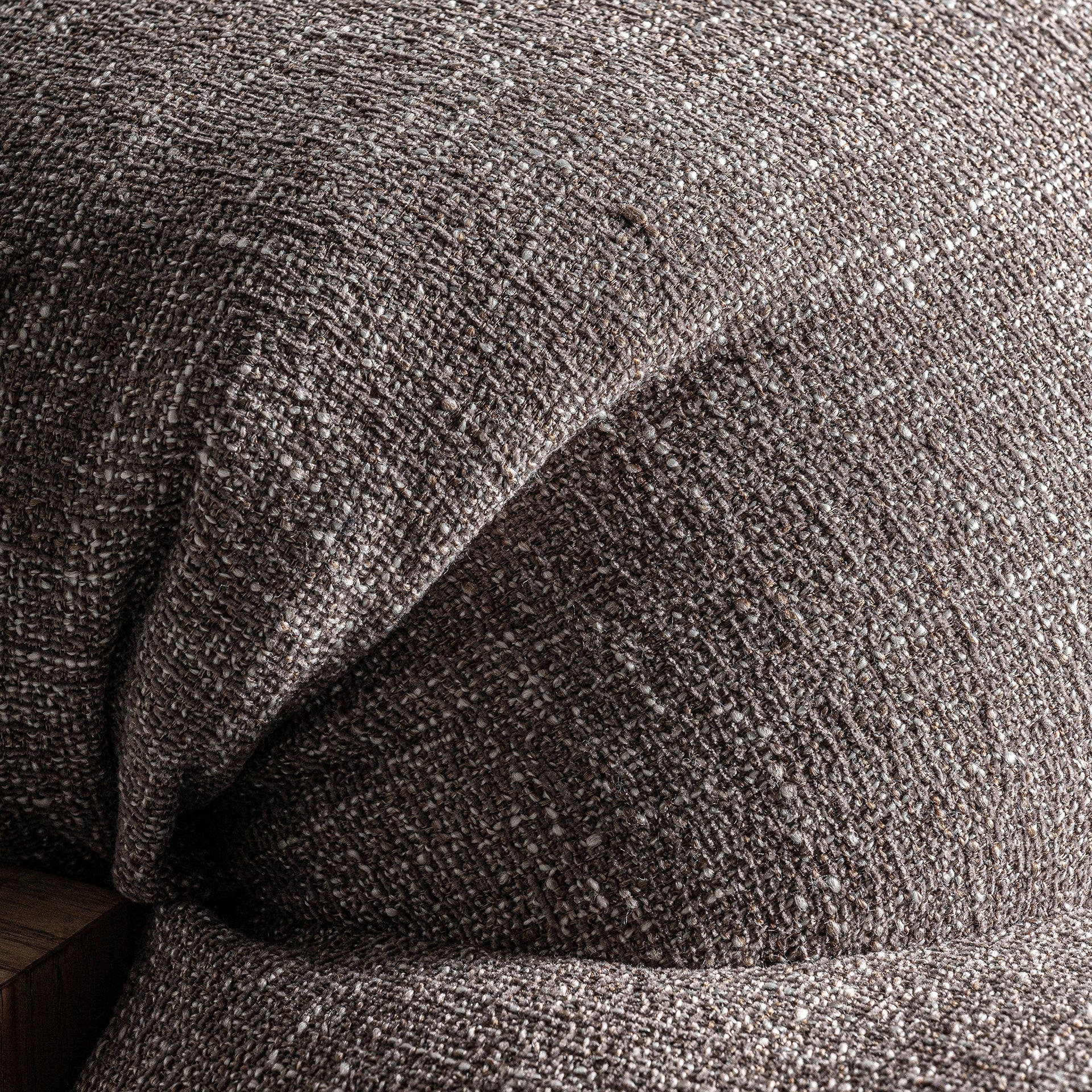 Fauteuil scandi bois de caoutchouc marron et tissu taupe | VICAL Hesse | REMO-HOME, mobilier design et décoration d'intérieur