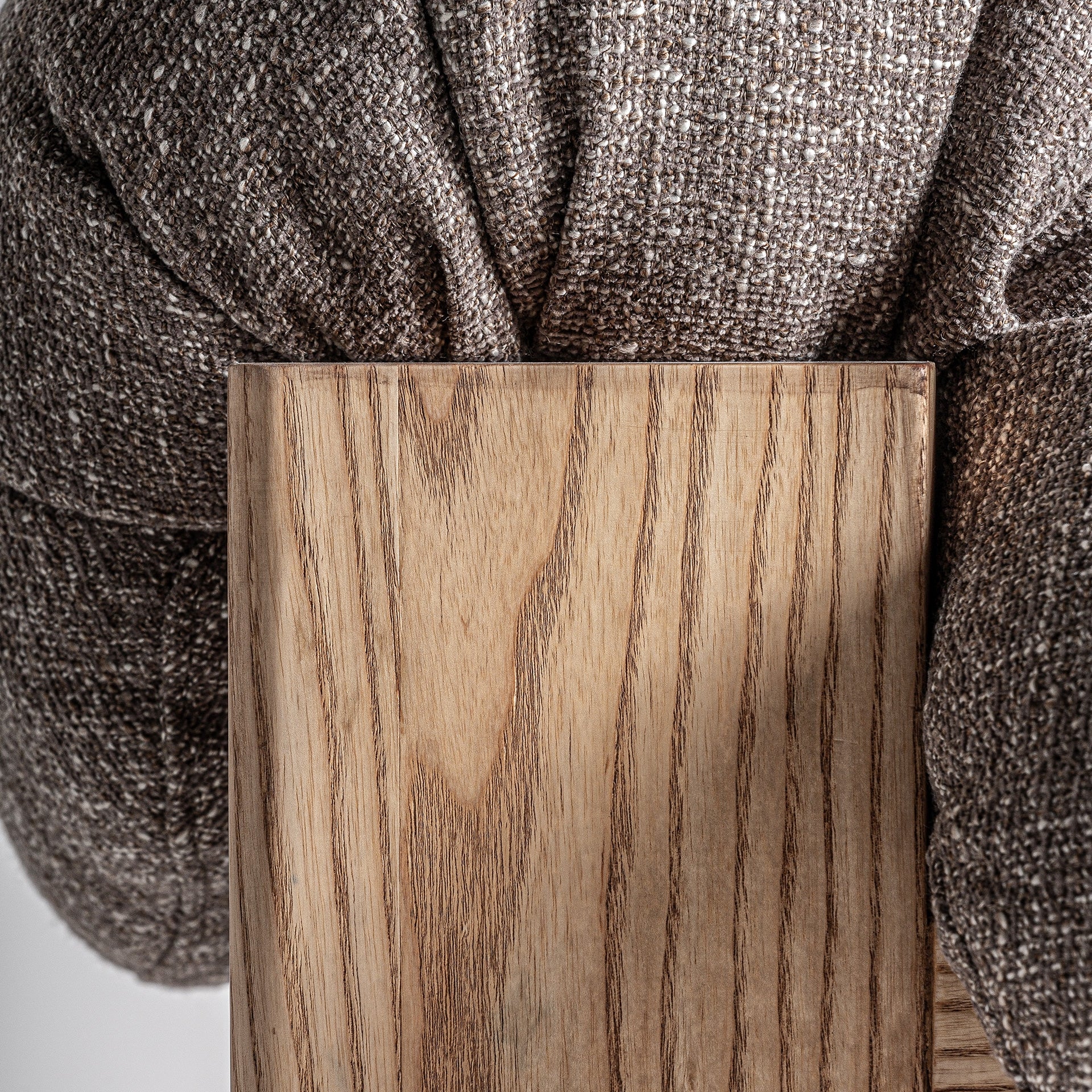 Fauteuil scandi bois de caoutchouc marron et tissu taupe | VICAL Hesse | REMO-HOME, mobilier design et décoration d'intérieur