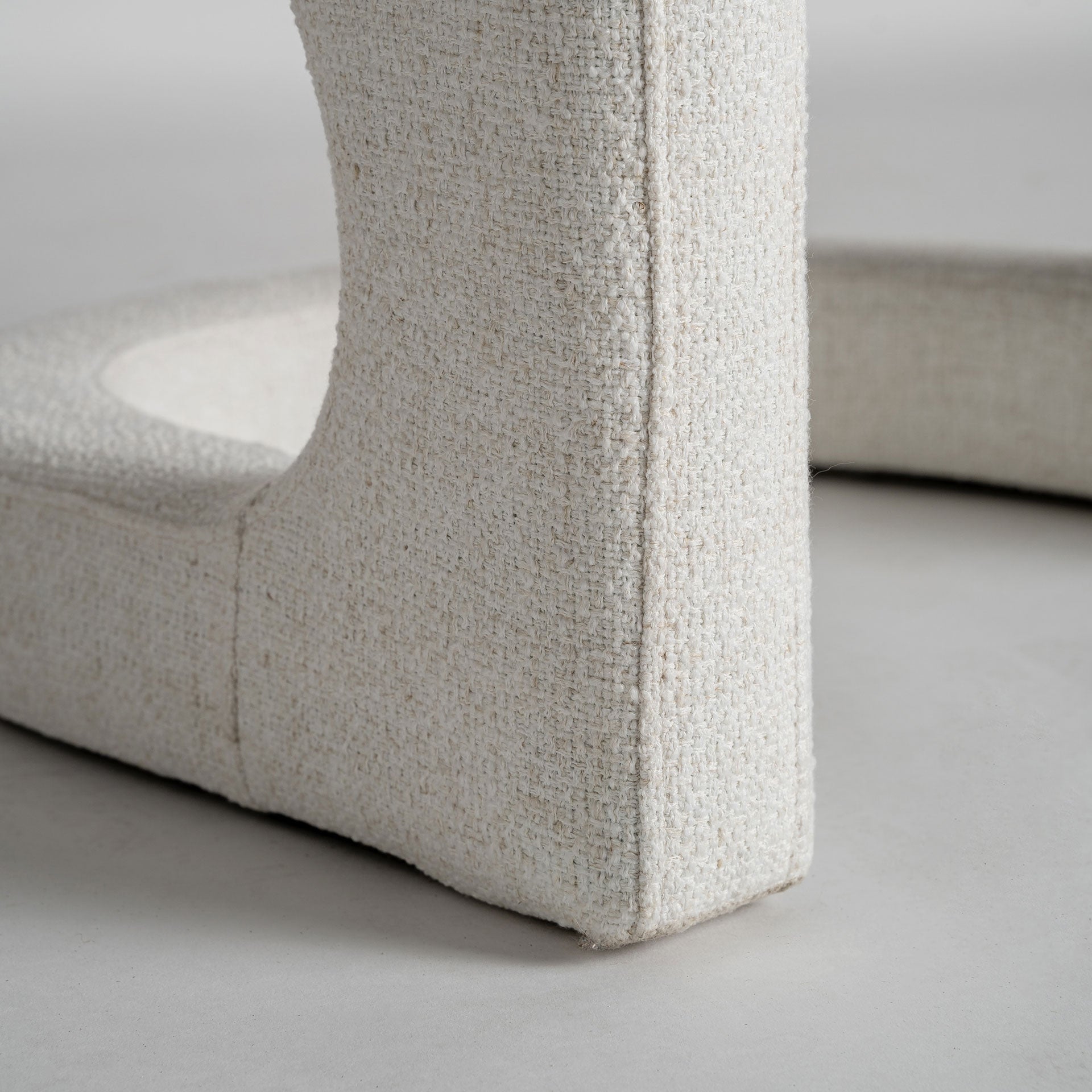 Fauteuil tissu blanc cassé et structure métal | VICAL Bilais | REMO-HOME, mobilier design et décoration d'intérieur