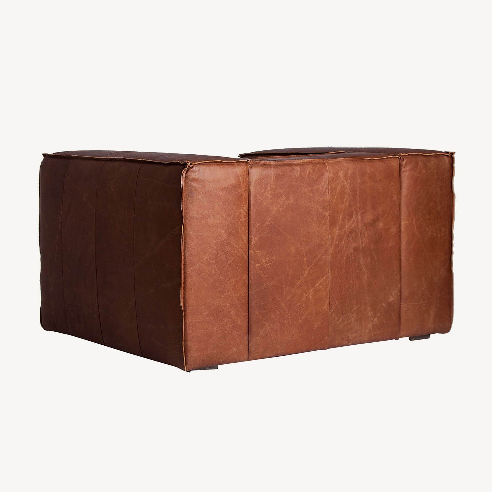 Fauteuil vintage cuir et bois de sapin | VICAL Kurza | REMO-HOME, mobilier design et décoration d'intérieur