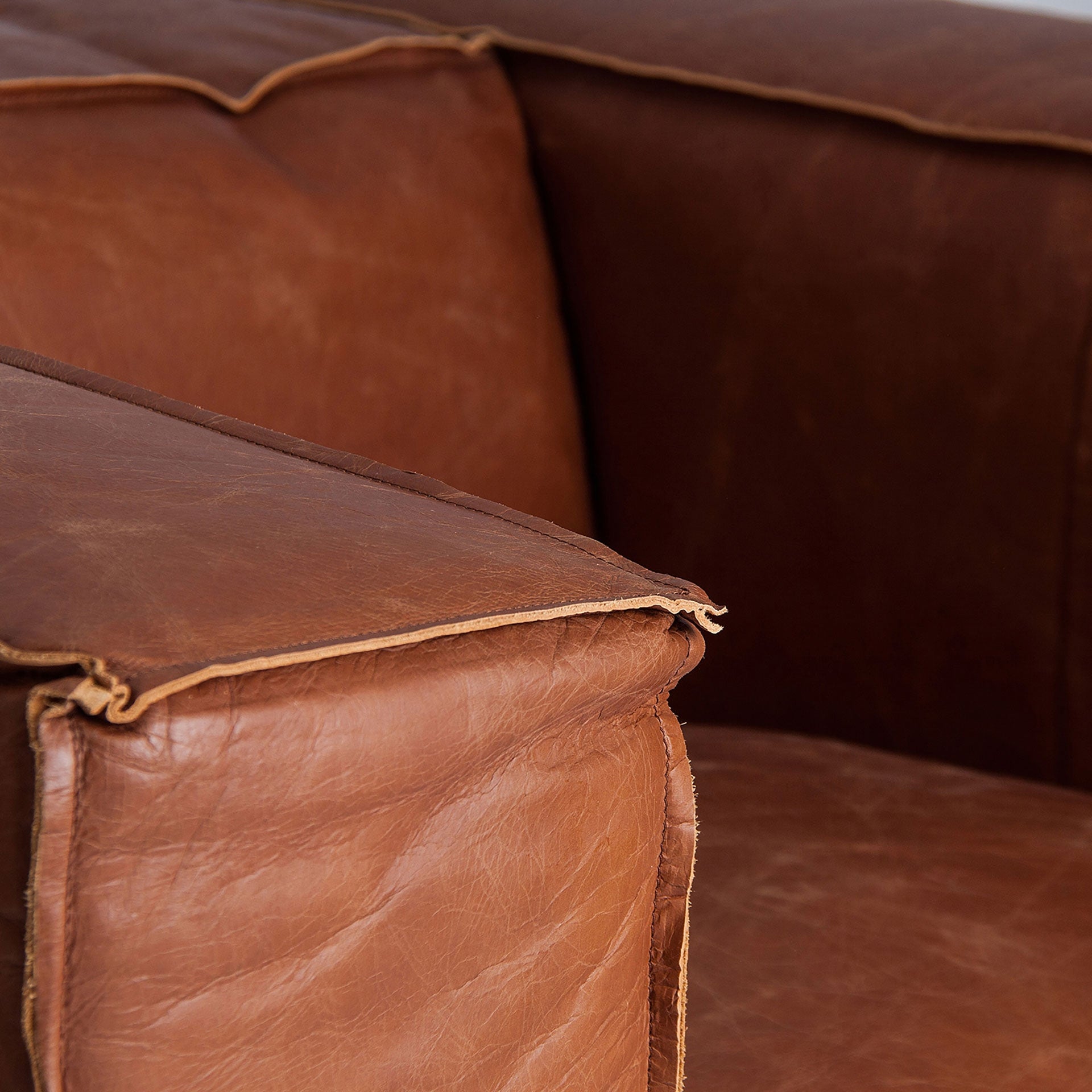 Fauteuil vintage cuir et bois de sapin | VICAL Kurza | REMO-HOME, mobilier design et décoration d'intérieur