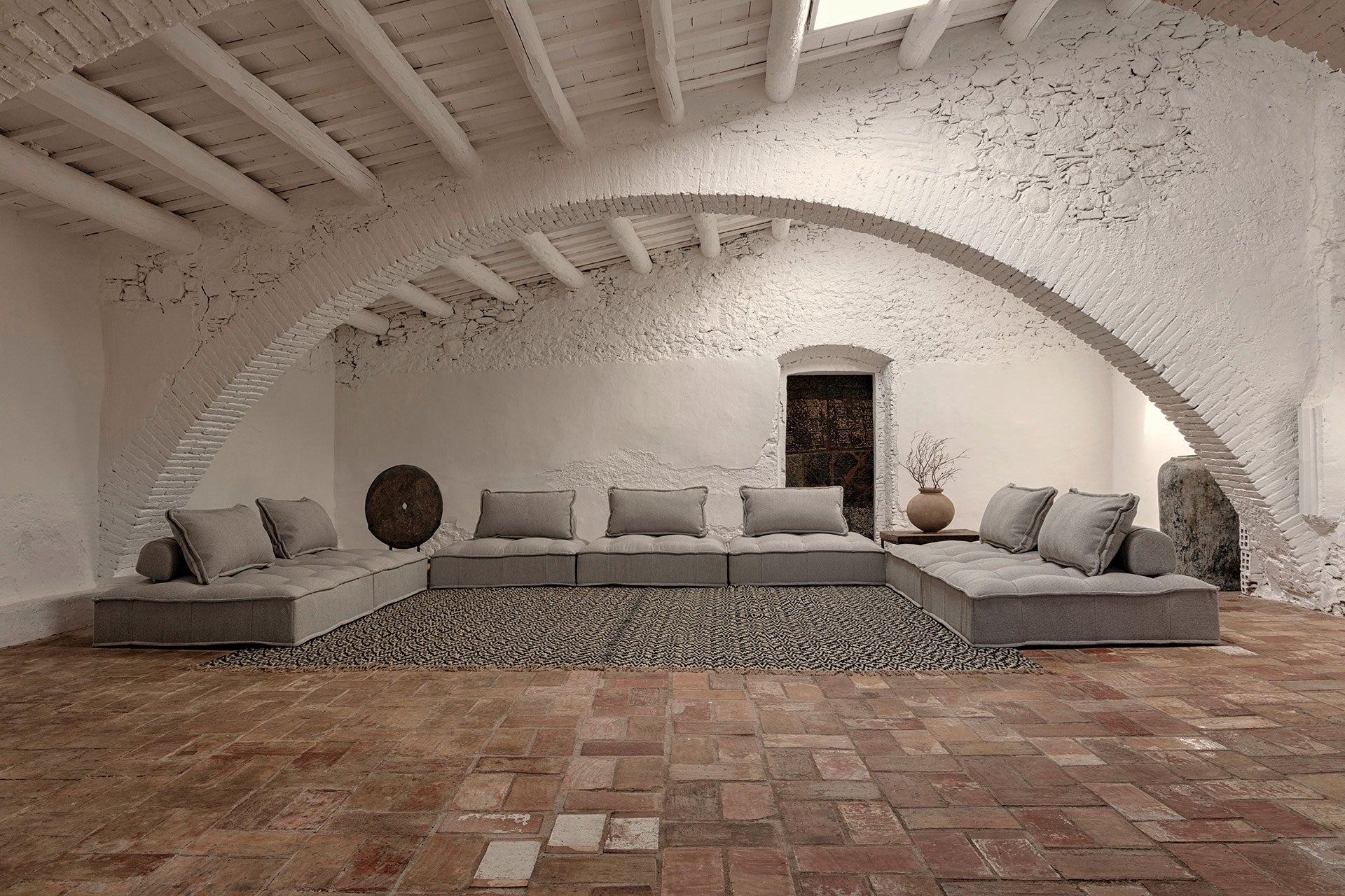 Jardinière amphore terre cuite gris 92 cm | VICAL Gry | REMO-HOME, mobilier design et décoration d'intérieur