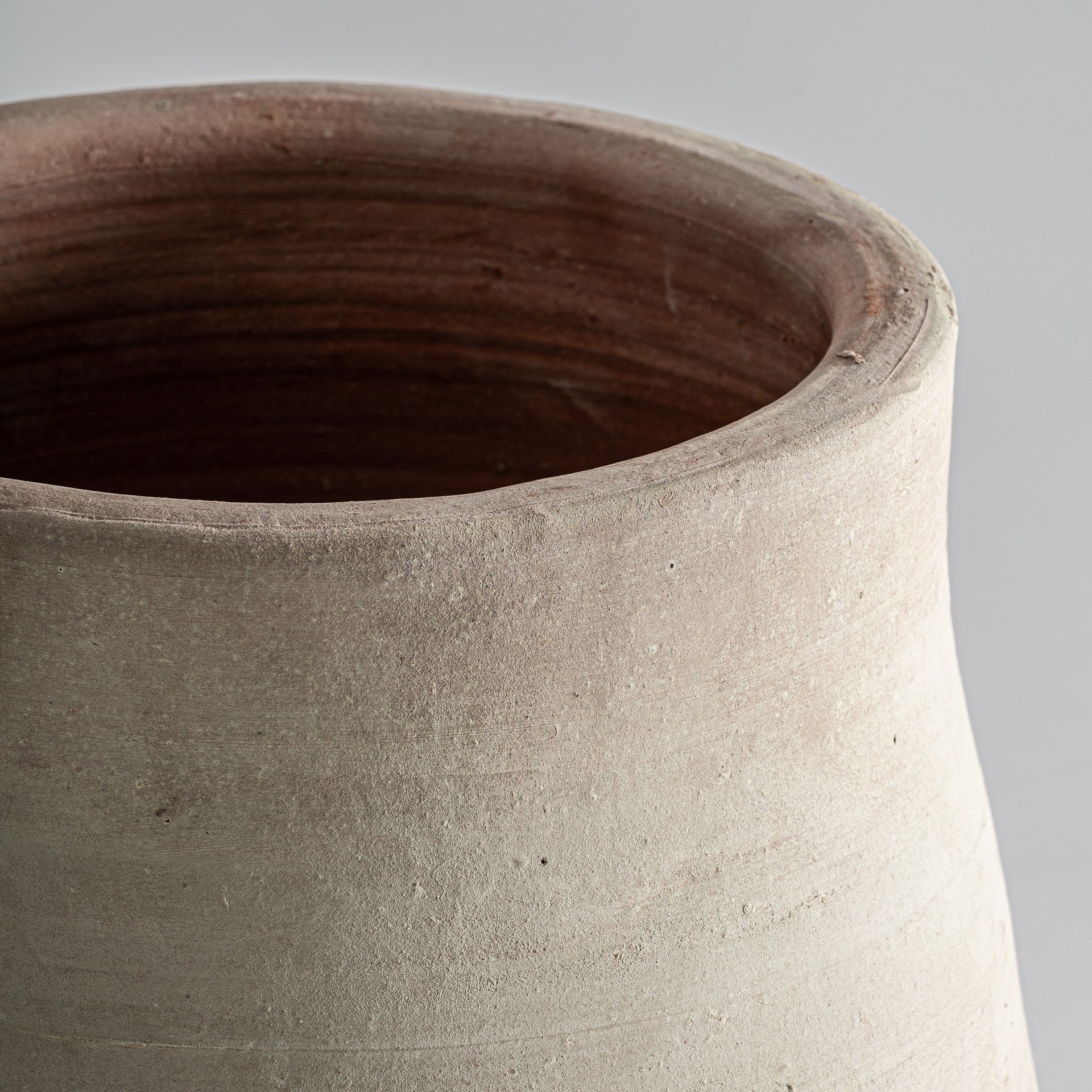 Jarre haute en argile blanc cassé vieilli | VICAL Kowalski | REMO-HOME, mobilier design et décoration d'intérieur