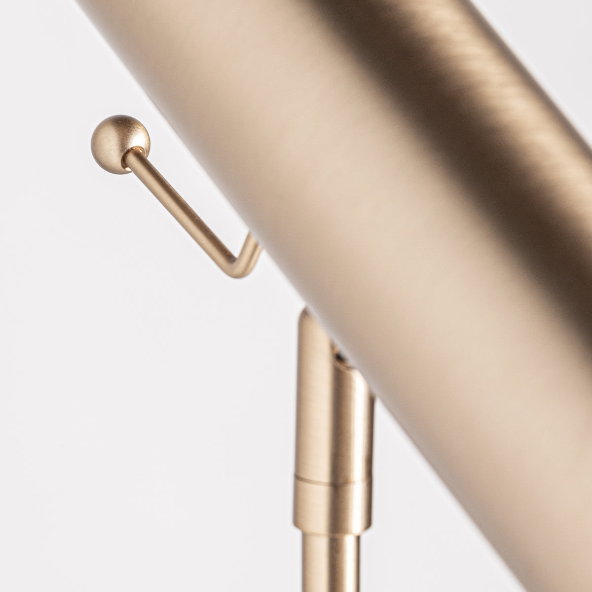 Lampadaire en laiton doré et marbre noir | Vical Pen | REMO-HOME, mobilier et décoration d'intérieur