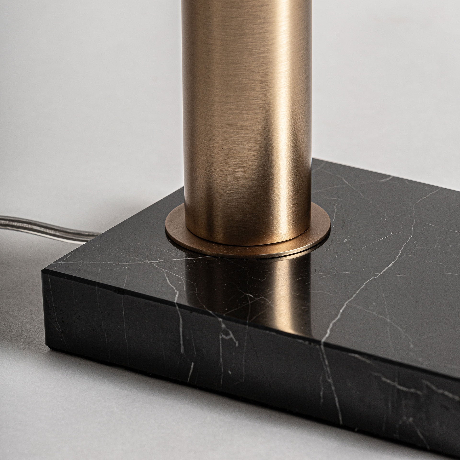 Lampe de salon Métal Noir Abat-jour Orientable | VICAL Akros | REMO-HOME, mobilier design et décoration d'intérieur