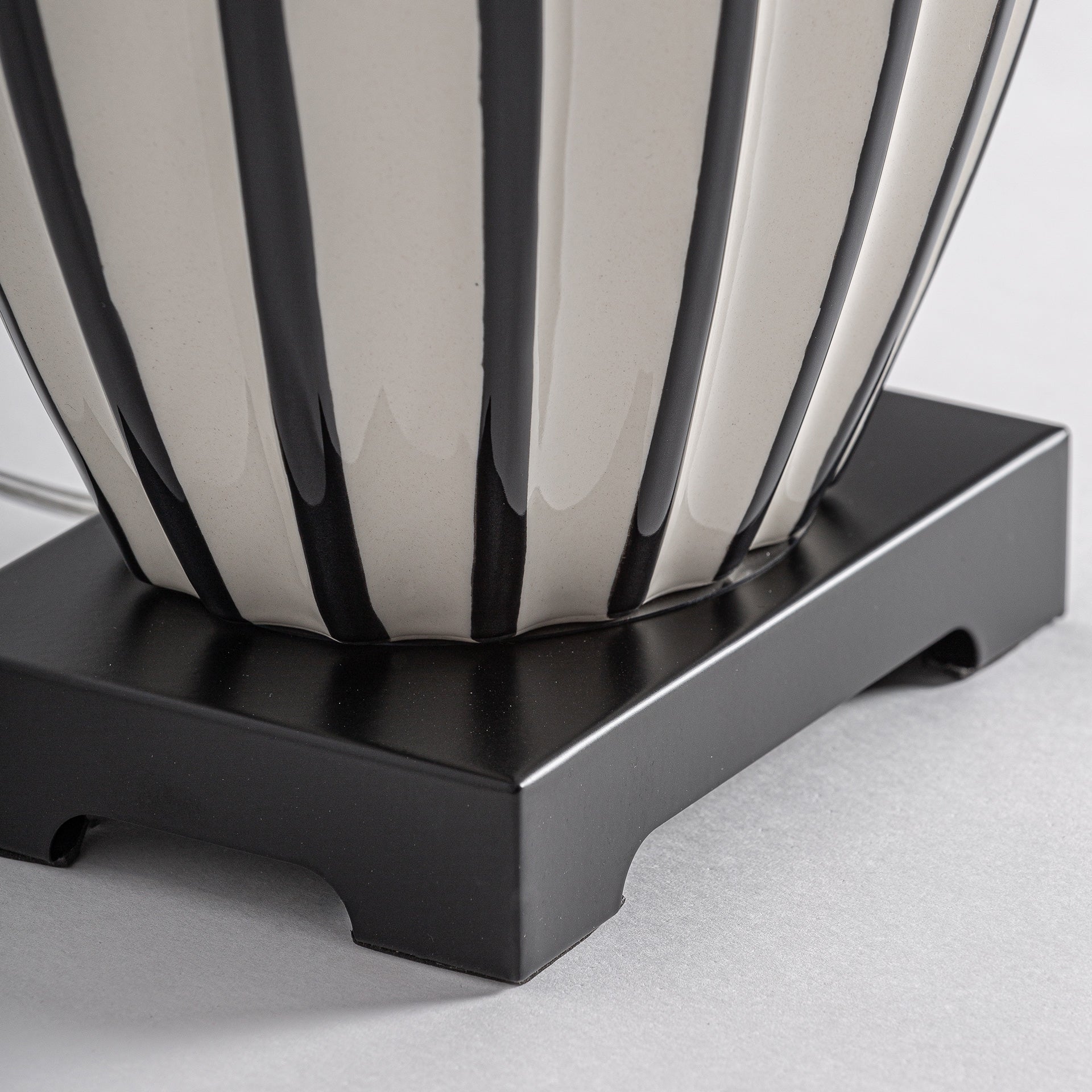 Lampe de salon cannelée céramique blanche fer noir | VICAL Zalsa | REMO-HOME, mobilier design et décoration d'intérieur