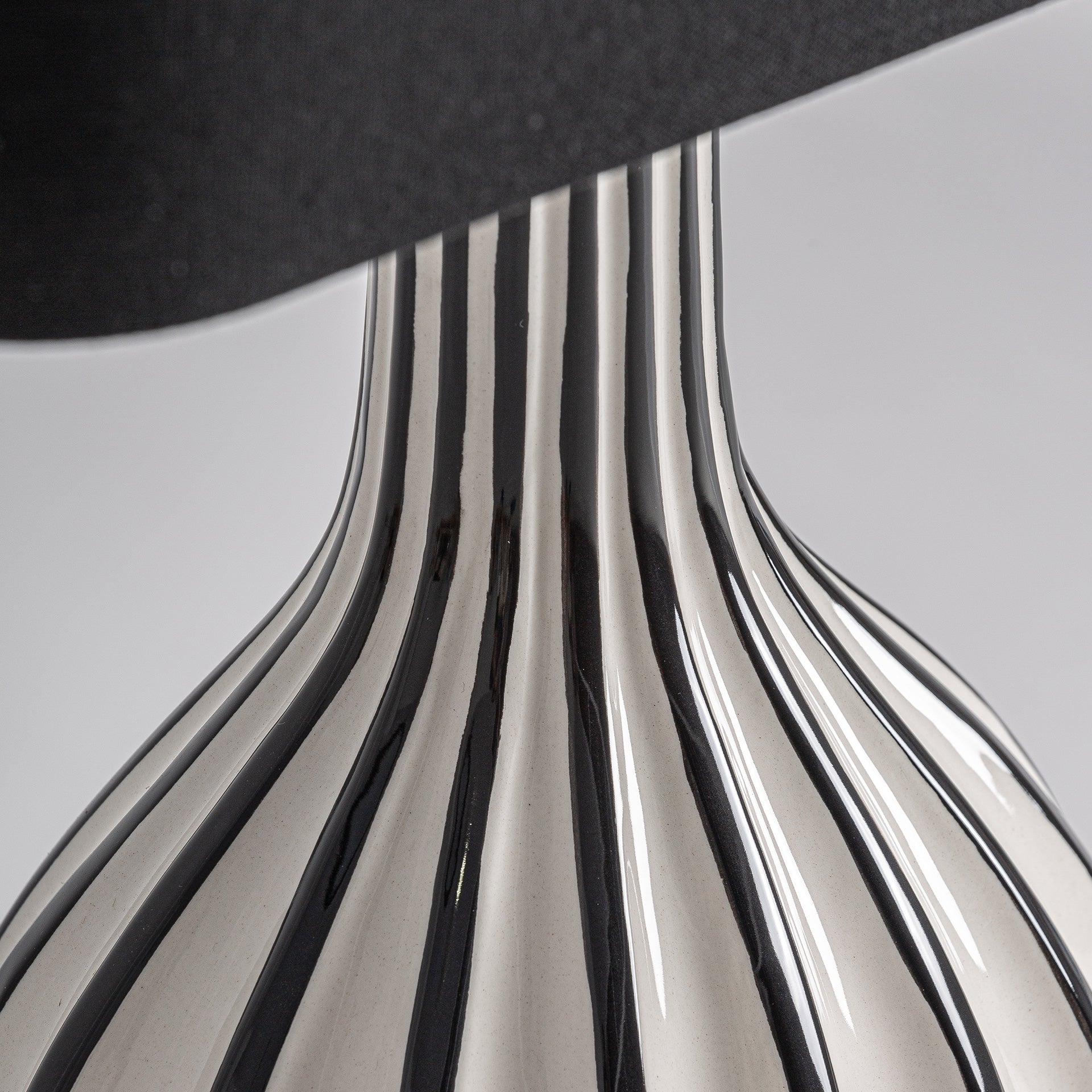 Lampe de salon cannelée céramique blanche fer noir | VICAL Zalsa | REMO-HOME, mobilier design et décoration d'intérieur