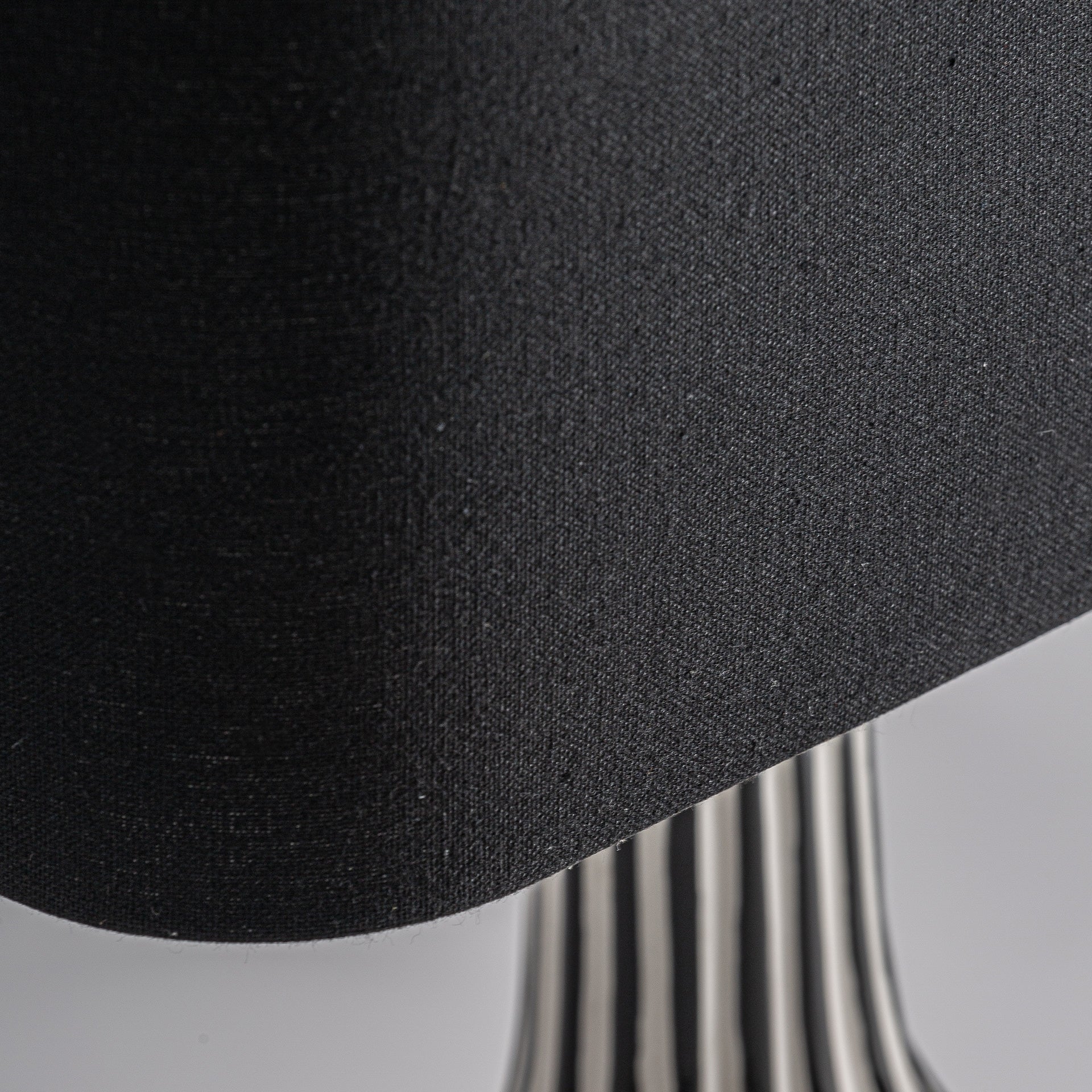 Lampe de salon cannelée céramique blanche fer noir | VICAL Zalsa | REMO-HOME, mobilier design et décoration d'intérieur