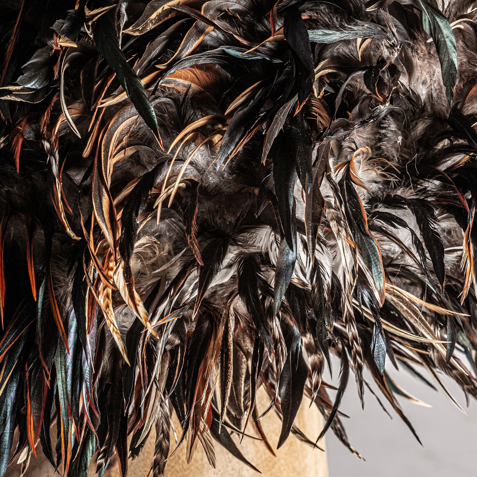 Lampe de salon en bois de teck et plumes | VICAL Ghedas | REMO-HOME, mobilier design et décoration d'intérieur