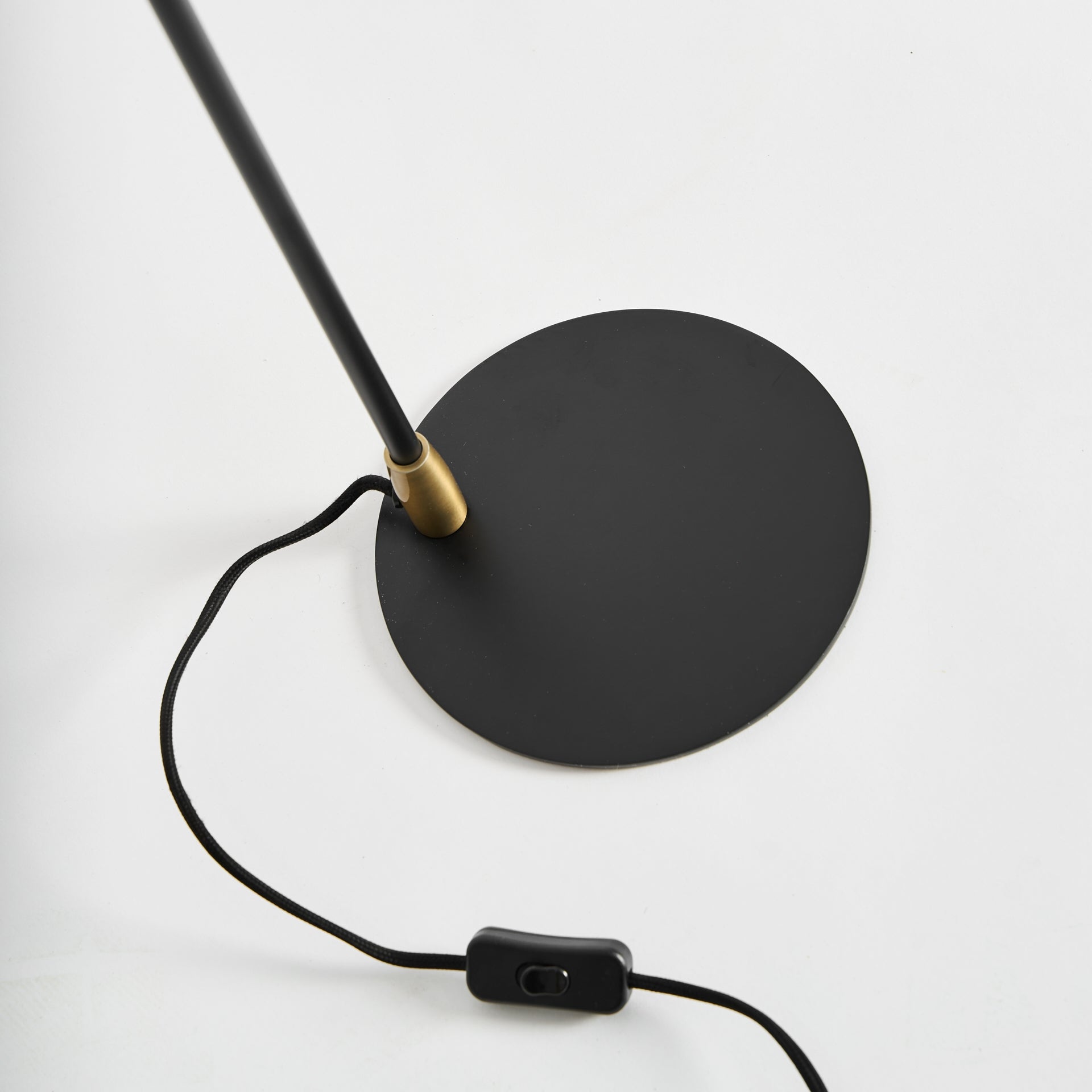 Lampe de salon en métal et tissu | VICAL Seb | REMO-HOME, mobilier design et décoration d'intérieur