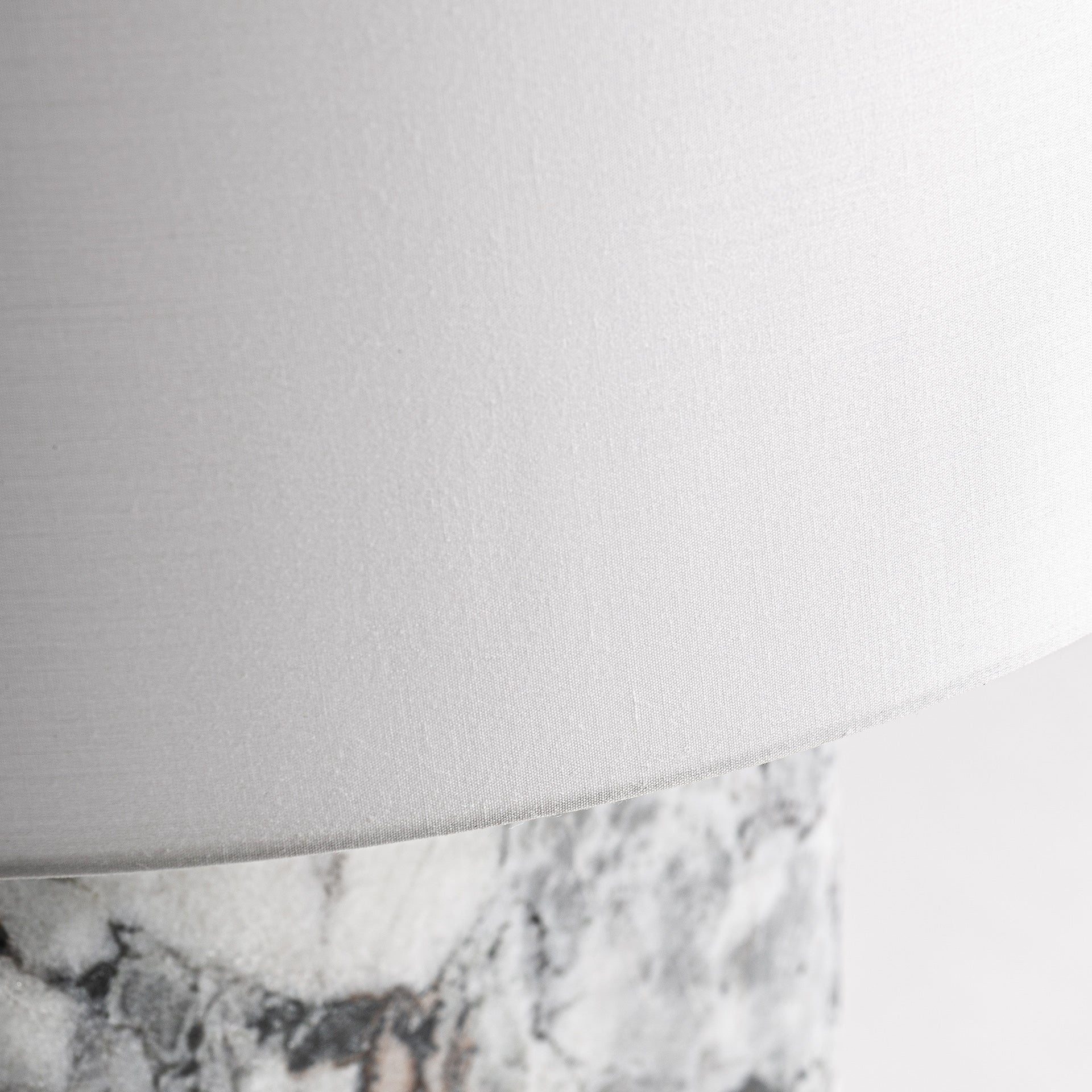 Lampe de salon marbre blanc veiné métal noir | VICAL Dilash | REMO-HOME, mobilier design et décoration d'intérieur