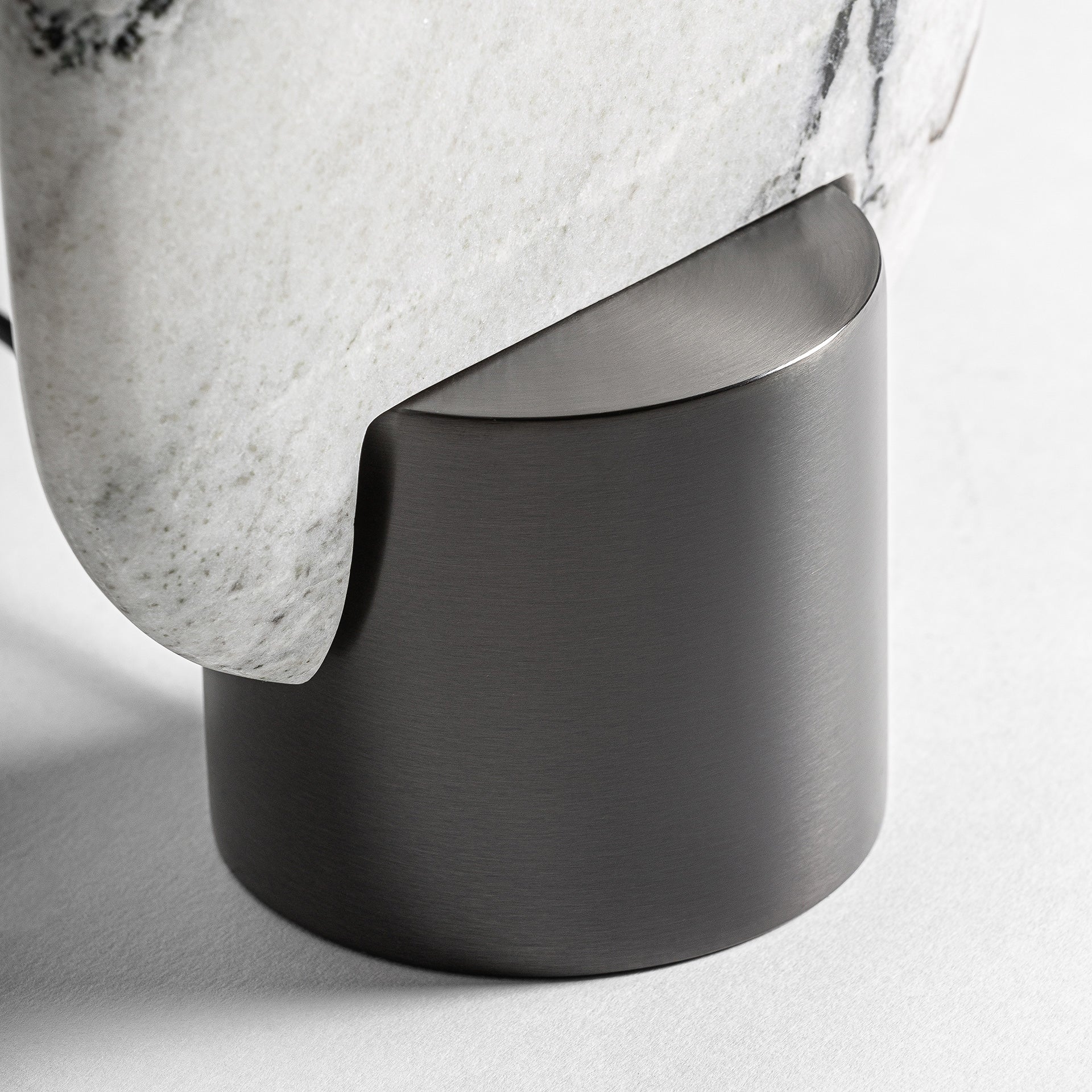 Lampe de salon marbre blanc veiné métal noir | VICAL Dilash | REMO-HOME, mobilier design et décoration d'intérieur