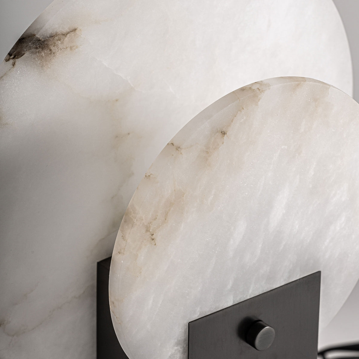 Lampe de table en marbre blanc veinuré | Vical Hostie | REMO-HOME, mobilier et décoration d'intérieur