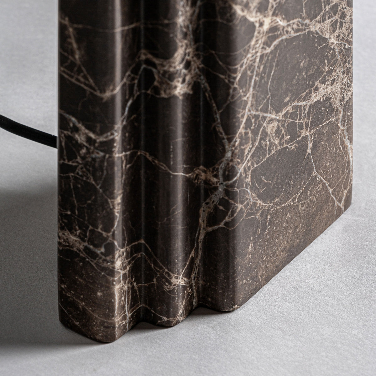 Lampe de table en marbre marron | Vical Dress | REMO-HOME, mobilier et décoration d'intérieur