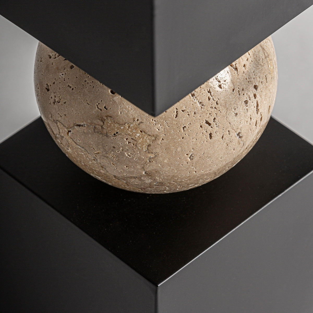 Lampe de table en métal noir | Vical Geom | REMO-HOME, mobilier et décoration d'intérieur