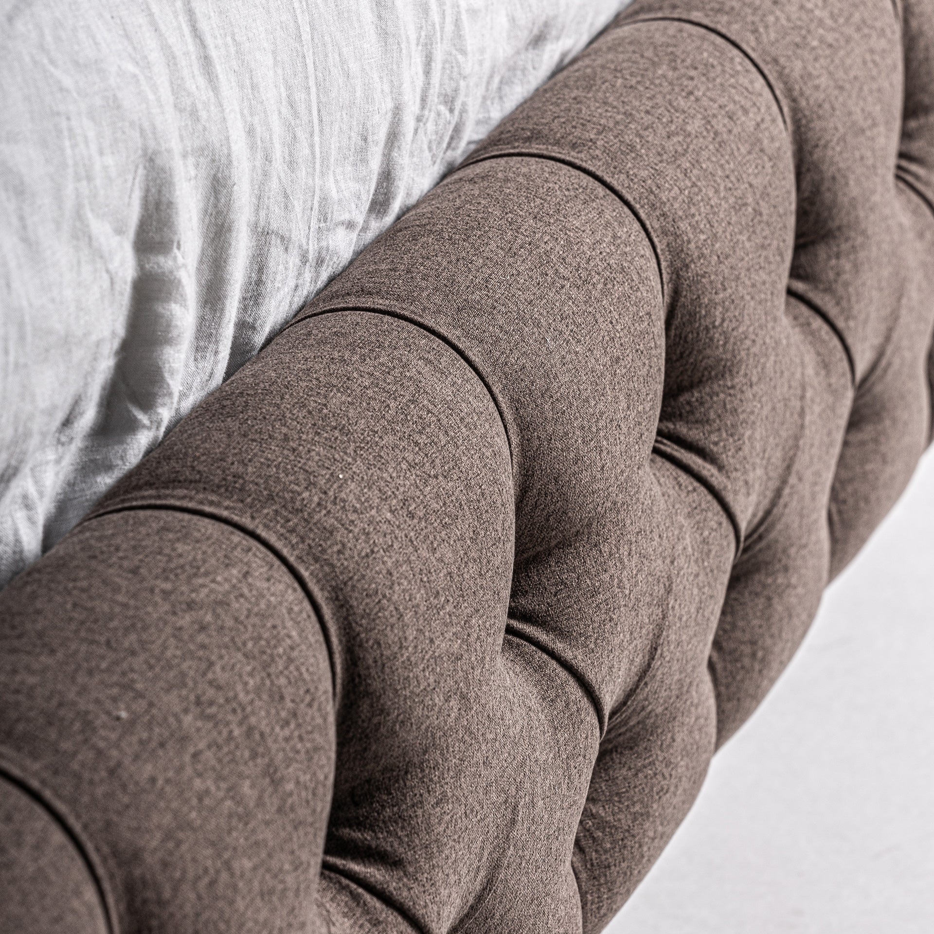 Lit double velours marron tête de lit capitonnée haute | VICAL Oslo | REMO-HOME, mobilier design et décoration d'intérieur