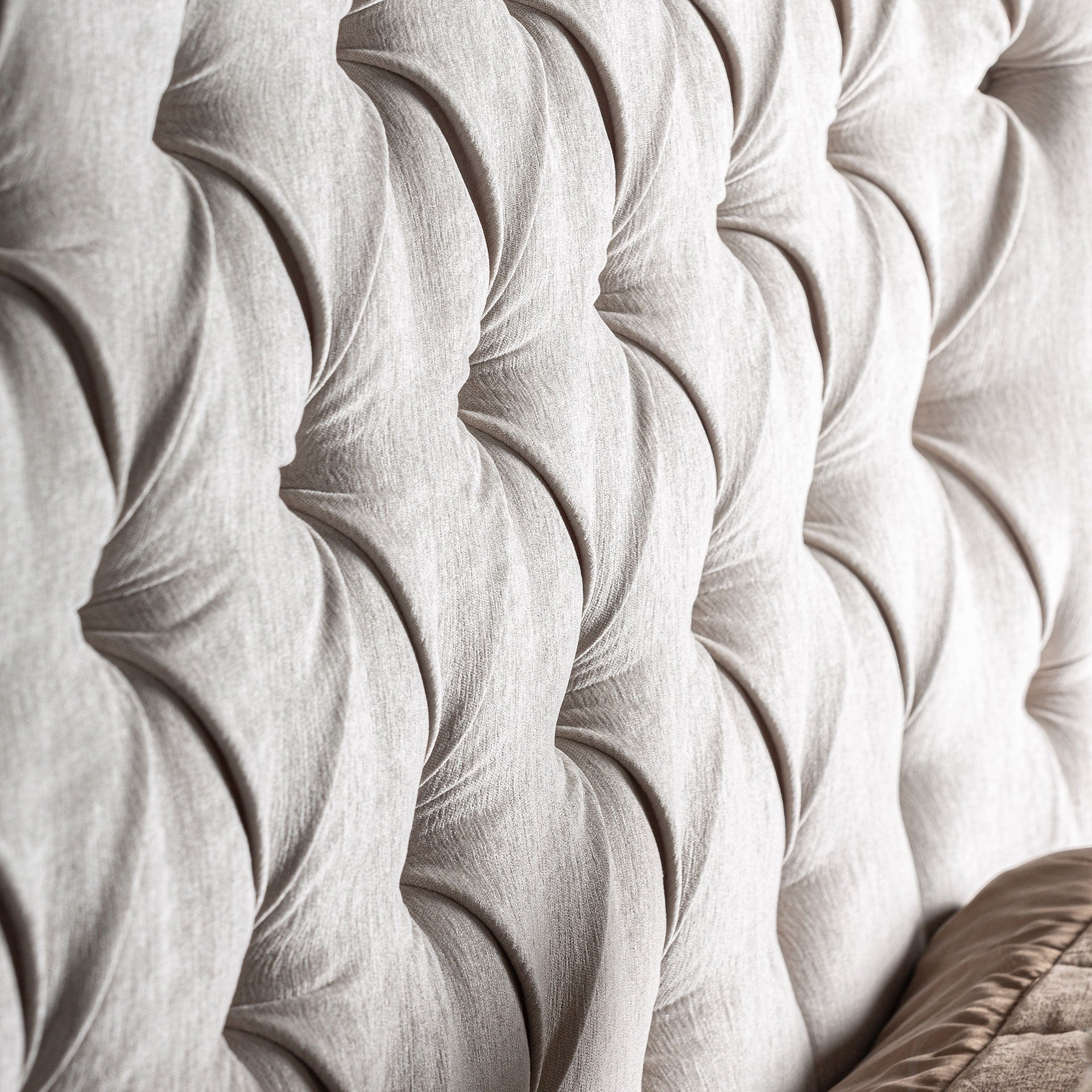 Lit rembourré style provençal gris tête de lit haute | VICAL Bend | REMO-HOME, mobilier design et décoration d'intérieur