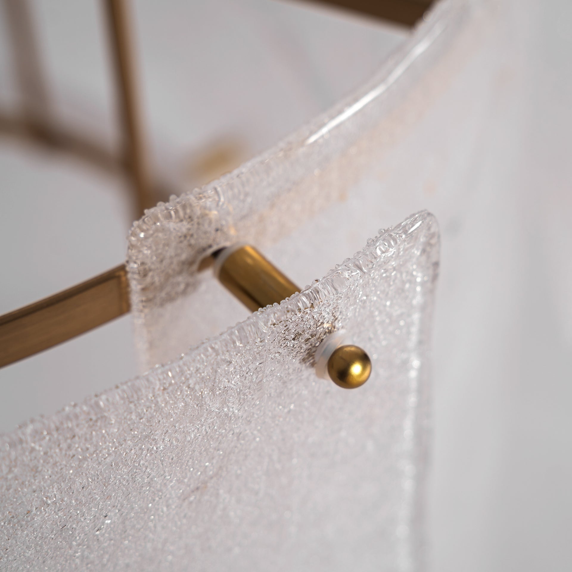 Lustre cubique verre blanc cassé et cuivré | REMO-HOME, mobilier design et décoration d'intérieur