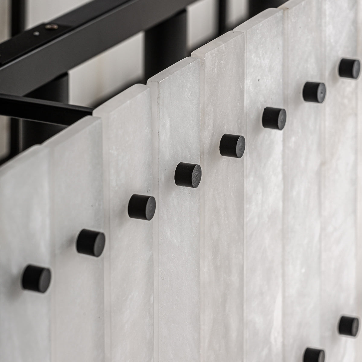 Lustre en marbre blanc et bronze | Vical Canolli | REMO-HOME, mobilier et décoration d'intérieur