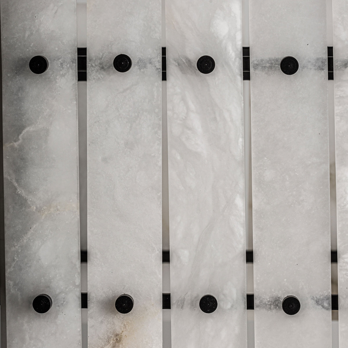 Lustre en marbre blanc et bronze | Vical Canolli | REMO-HOME, mobilier et décoration d'intérieur