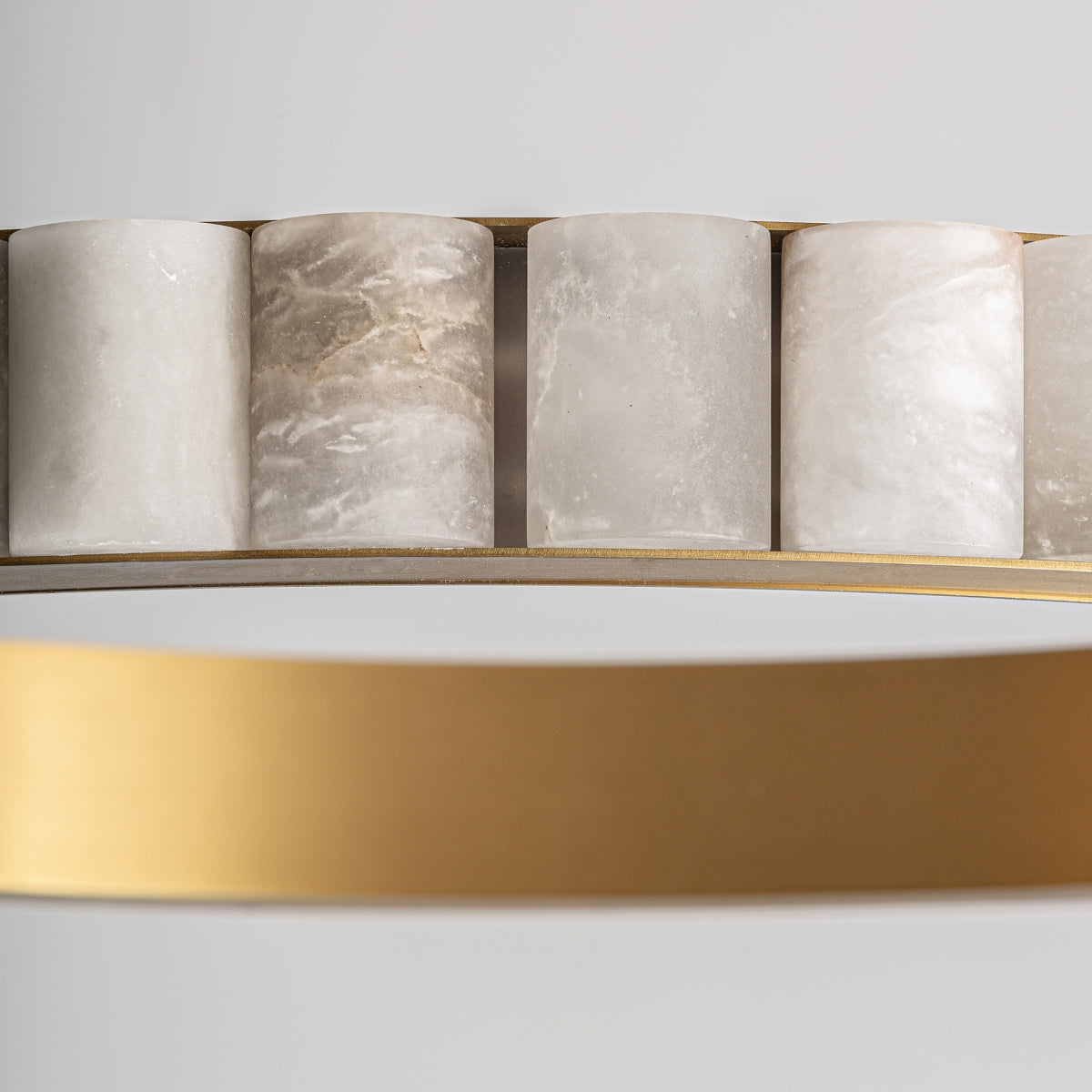 Lustre en marbre blanc et laiton | Vical Stelle | REMO-HOME, mobilier et décoration d'intérieur