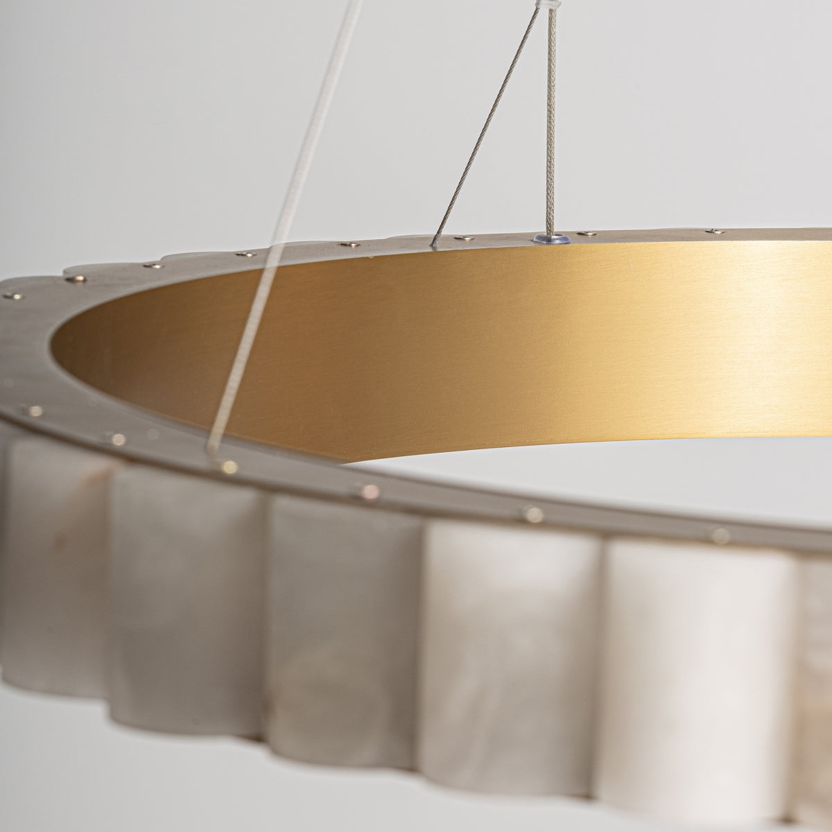 Lustre en marbre blanc et laiton | Vical Stelle | REMO-HOME, mobilier et décoration d'intérieur