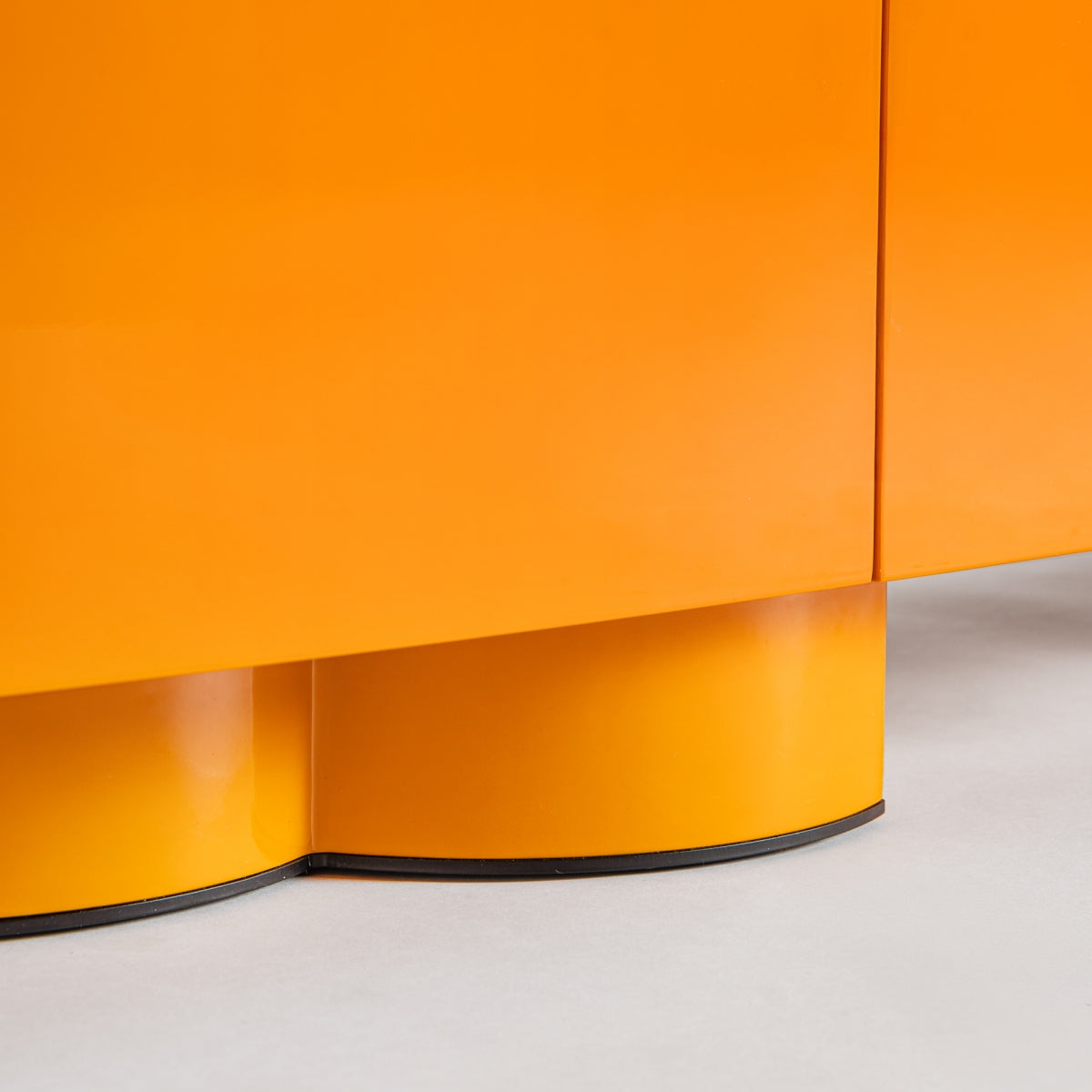 Meuble TV design en bois orange | Vical Mirkov | REMO-HOME, mobilier et décoration d'intérieur