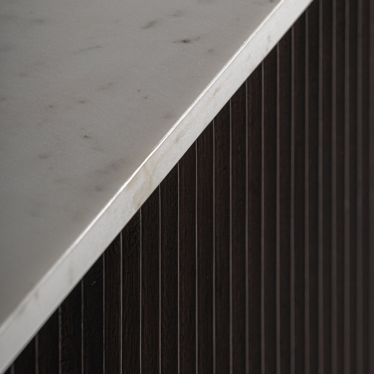 Meuble TV en marbre blanc et manguier | Vical Cenves | REMO-HOME, mobilier et décoration d'intérieur