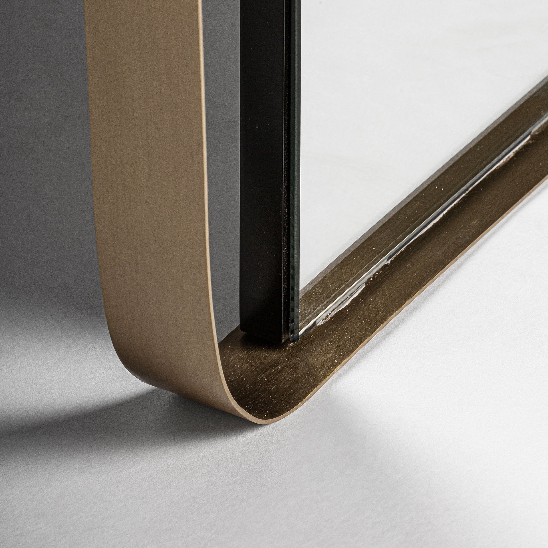 Miroir décoratif cadre sculpté acier doré | VICAL Amelfot | REMO-HOME, mobilier design et décoration d'intérieur