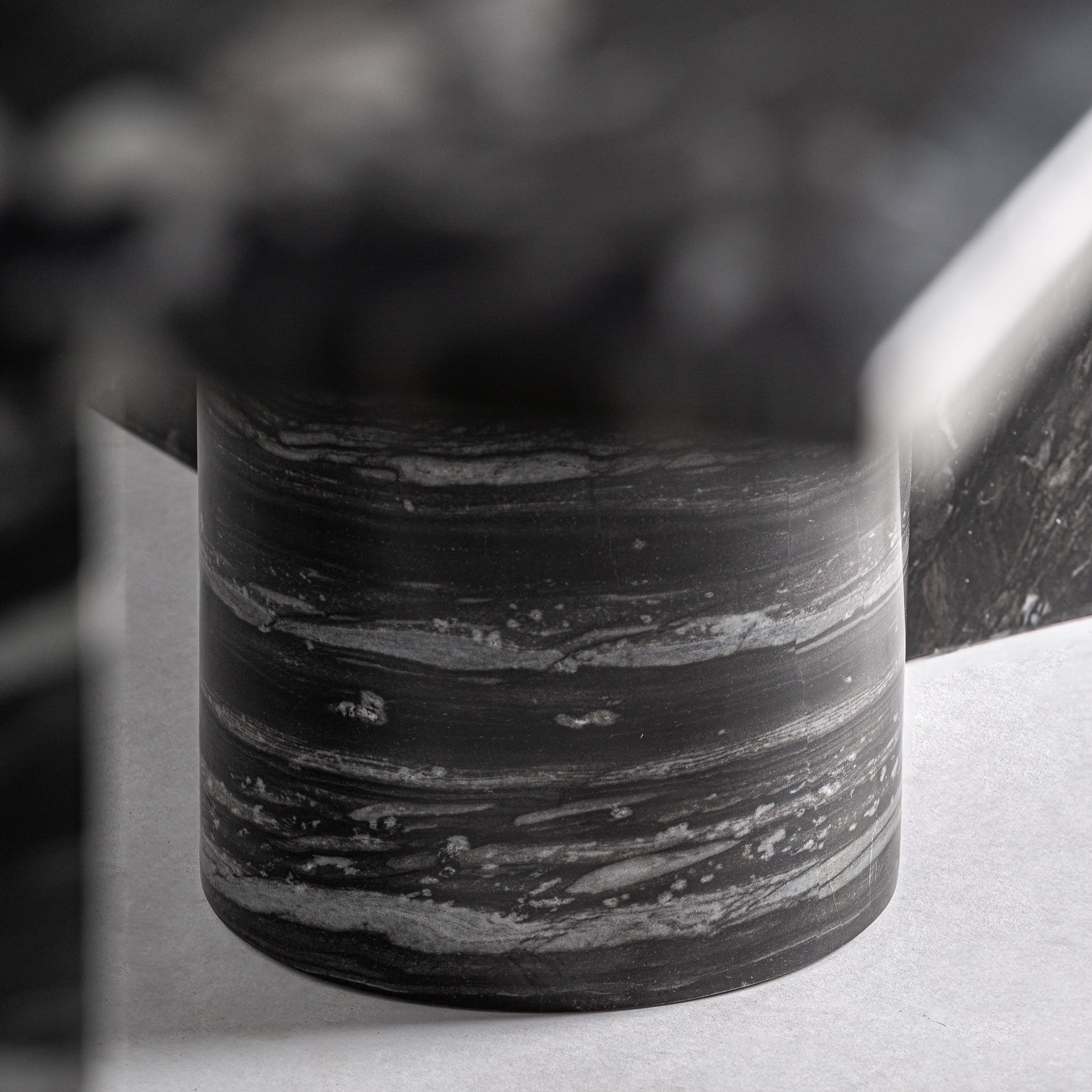 Table à Manger ovale en marbre noir | VICAL Gautby | REMO-HOME, mobilier design et décoration d'intérieur