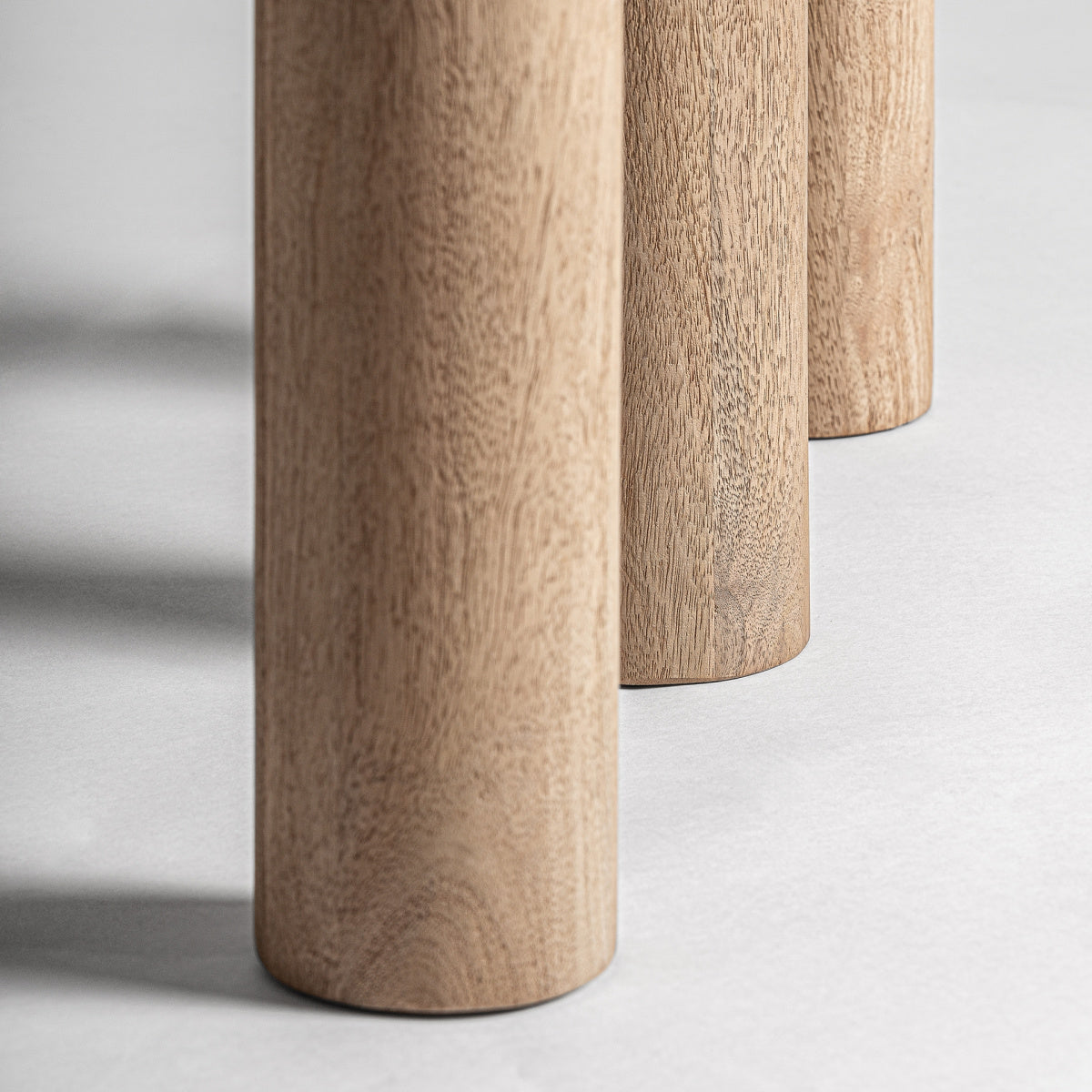 Table à manger carrée en manguier/travertin | VICAL Jacquard | REMO-HOME, mobilier design et décoration d'intérieur