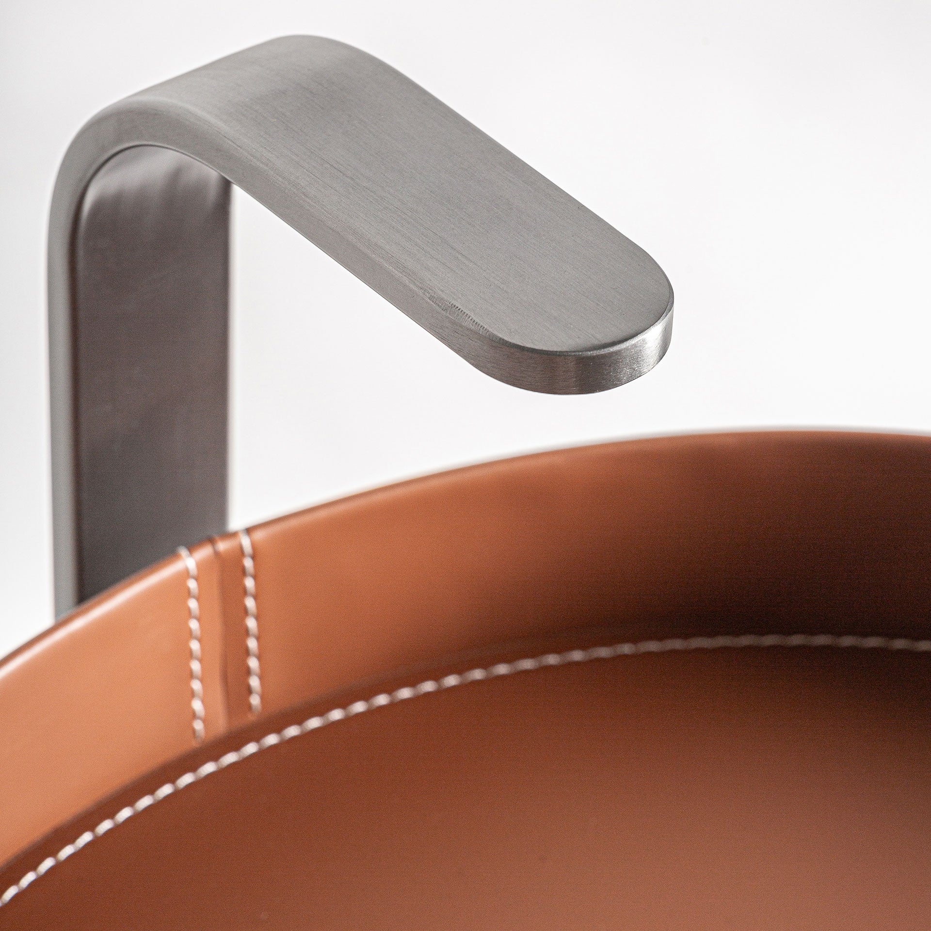 Table basse cylindrique similicuir marron clair et acier | VICAL Geisingen | REMO-HOME, mobilier design et décoration d'intérieur