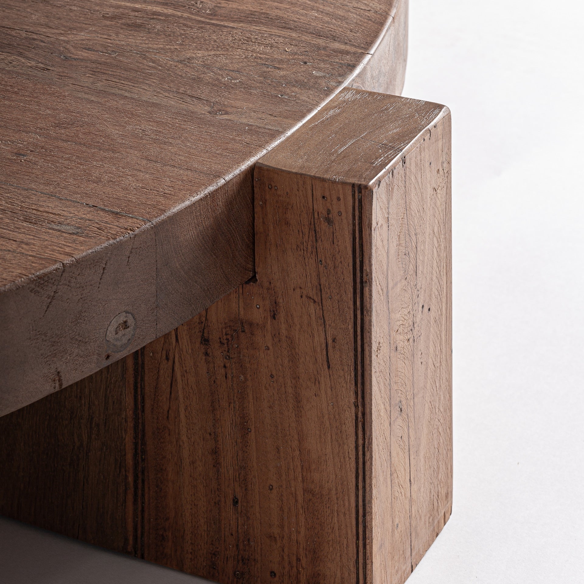 Table basse en bois massif récupéré | VICAL Brutaliste | REMO-HOME, mobilier design et décoration d'intérieur