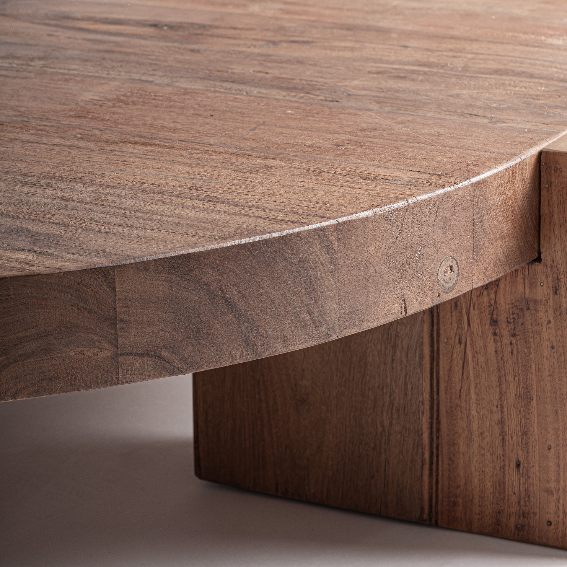 Table basse en bois massif récupéré | VICAL Brutaliste | REMO-HOME, mobilier design et décoration d'intérieur