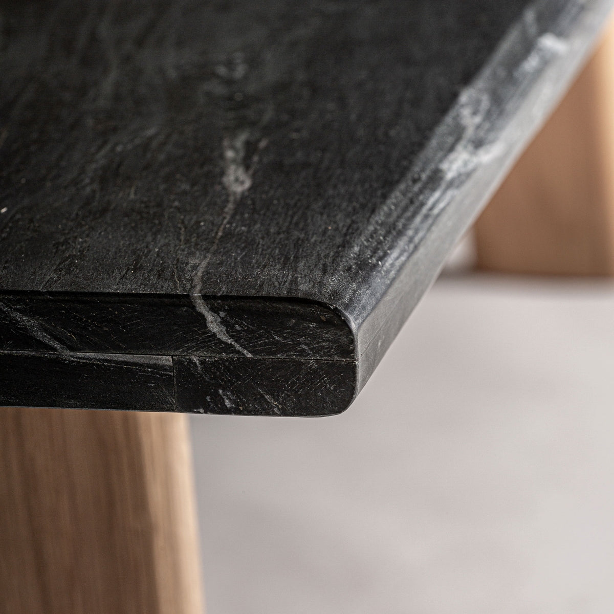 Table basse en marbre noir et chêne clair | Vical Nara | REMO-HOME, mobilier et décoration d'intérieur