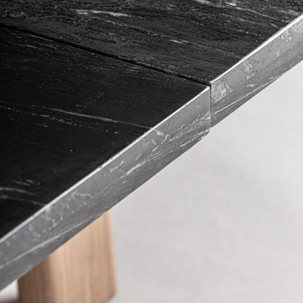 Table basse en marbre noir et chêne clair | Vical Nara | REMO-HOME, mobilier et décoration d'intérieur