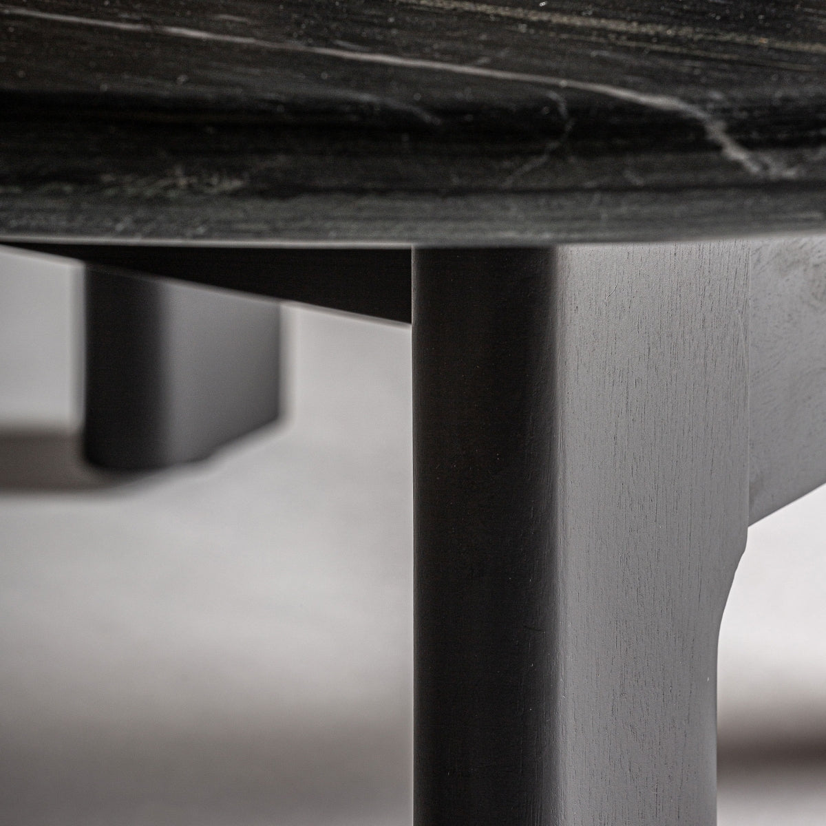 Table basse en marbre noir et manguier | Vical Nara | REMO-HOME, mobilier et décoration d'intérieur