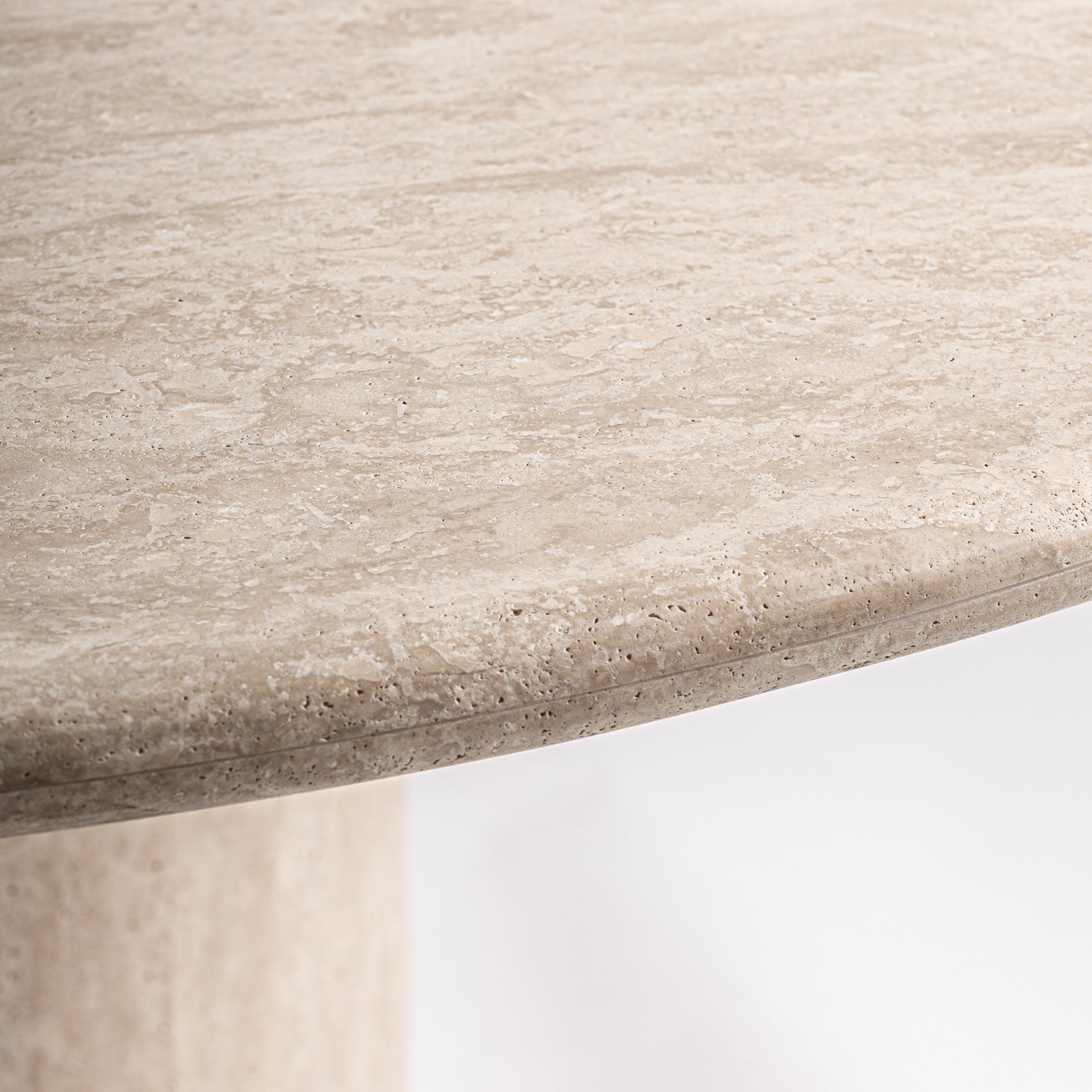 Table basse en travertin beige sculptural | VICAL Thiennes | REMO-HOME, mobilier design et décoration d'intérieur