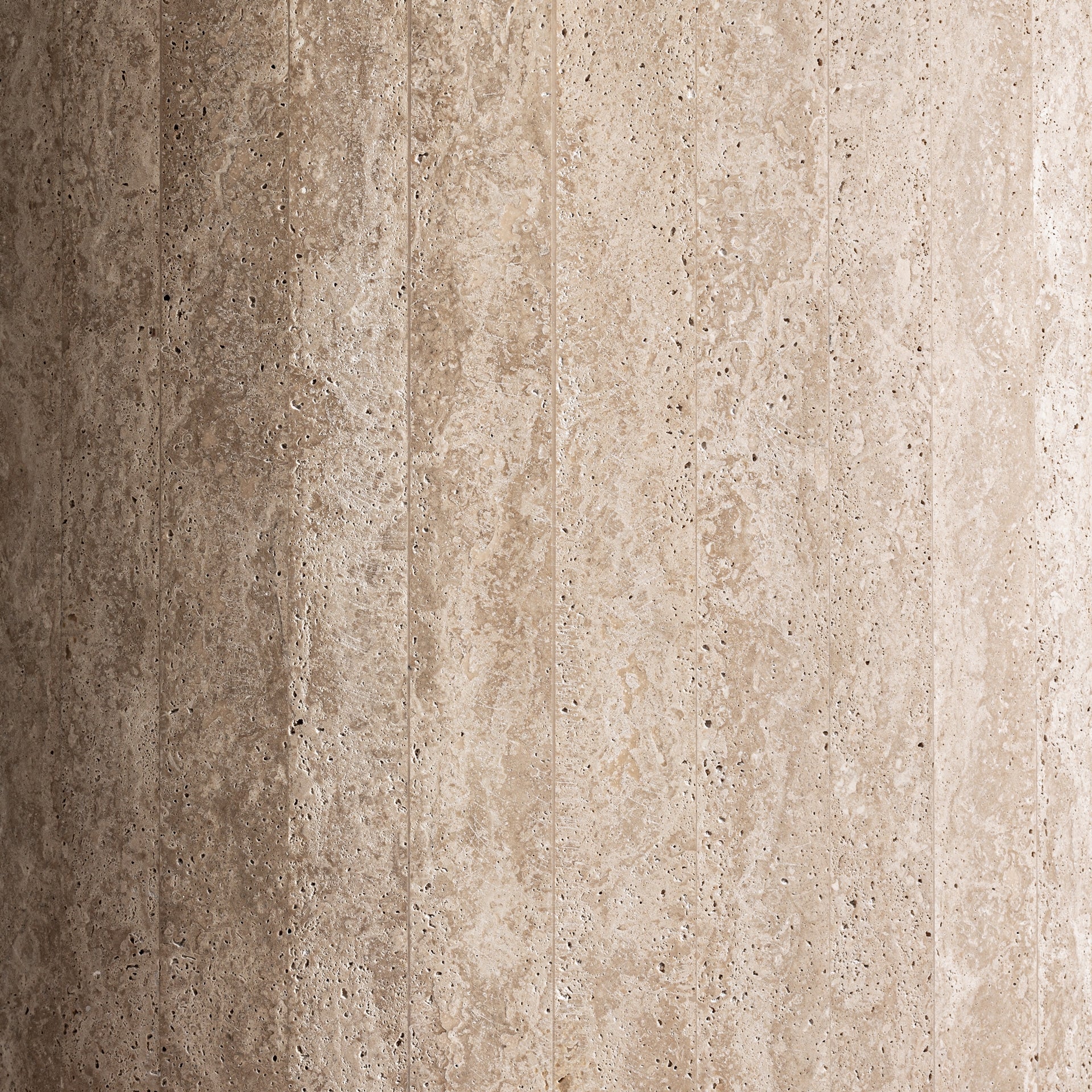 Table basse en travertin beige sculptural | VICAL Thiennes | REMO-HOME, mobilier design et décoration d'intérieur