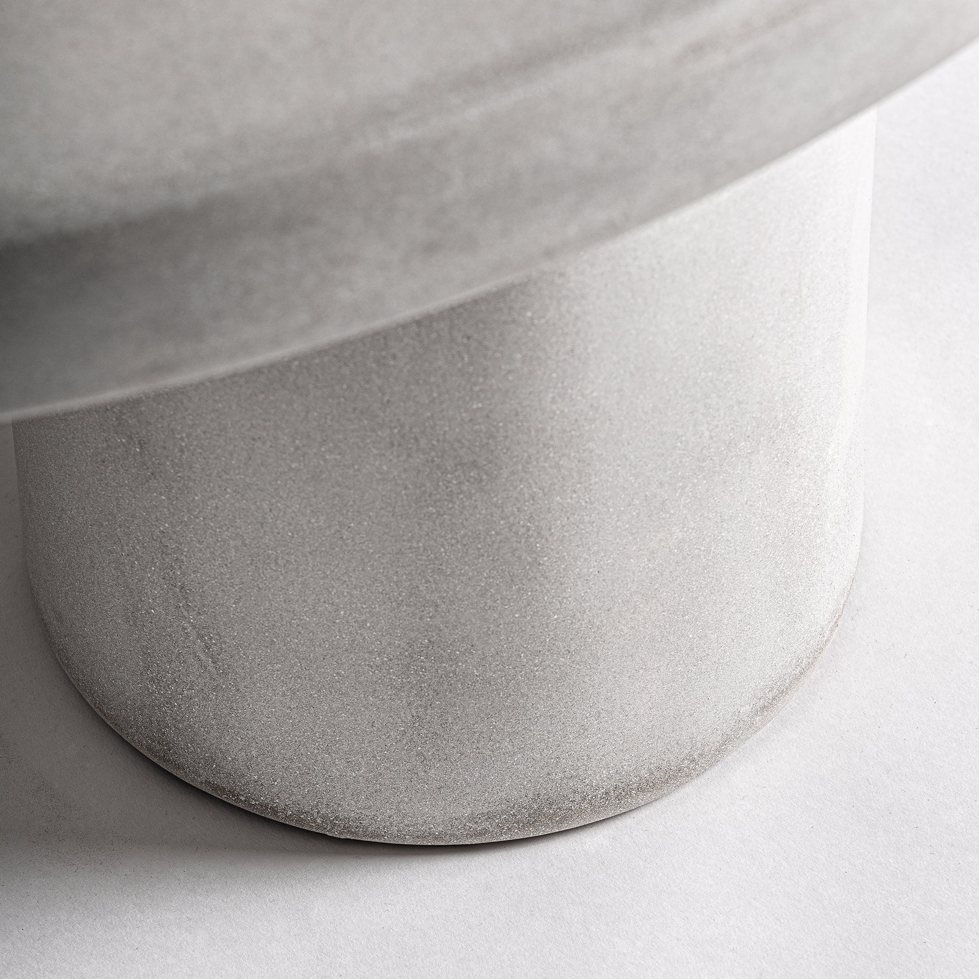 Table basse ronde grès gris | VICAL Cles | REMO-HOME, mobilier design et décoration d'intérieur