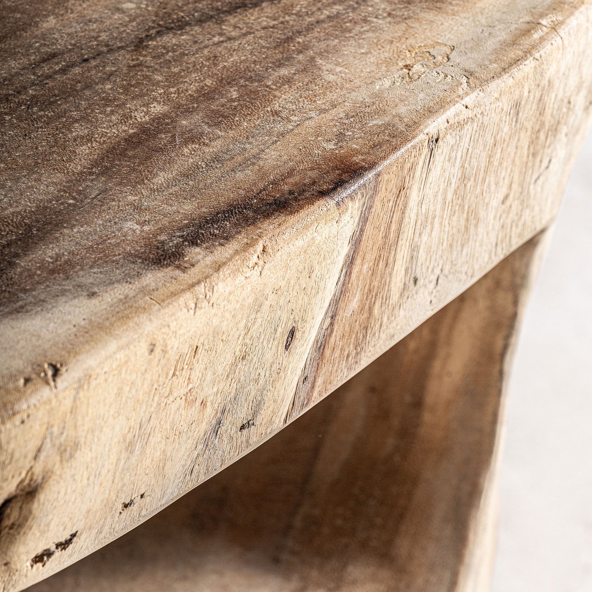 Table basse sculpturale suar naturel | VICAL Khaled | REMO-HOME, mobilier design et décoration d'intérieur