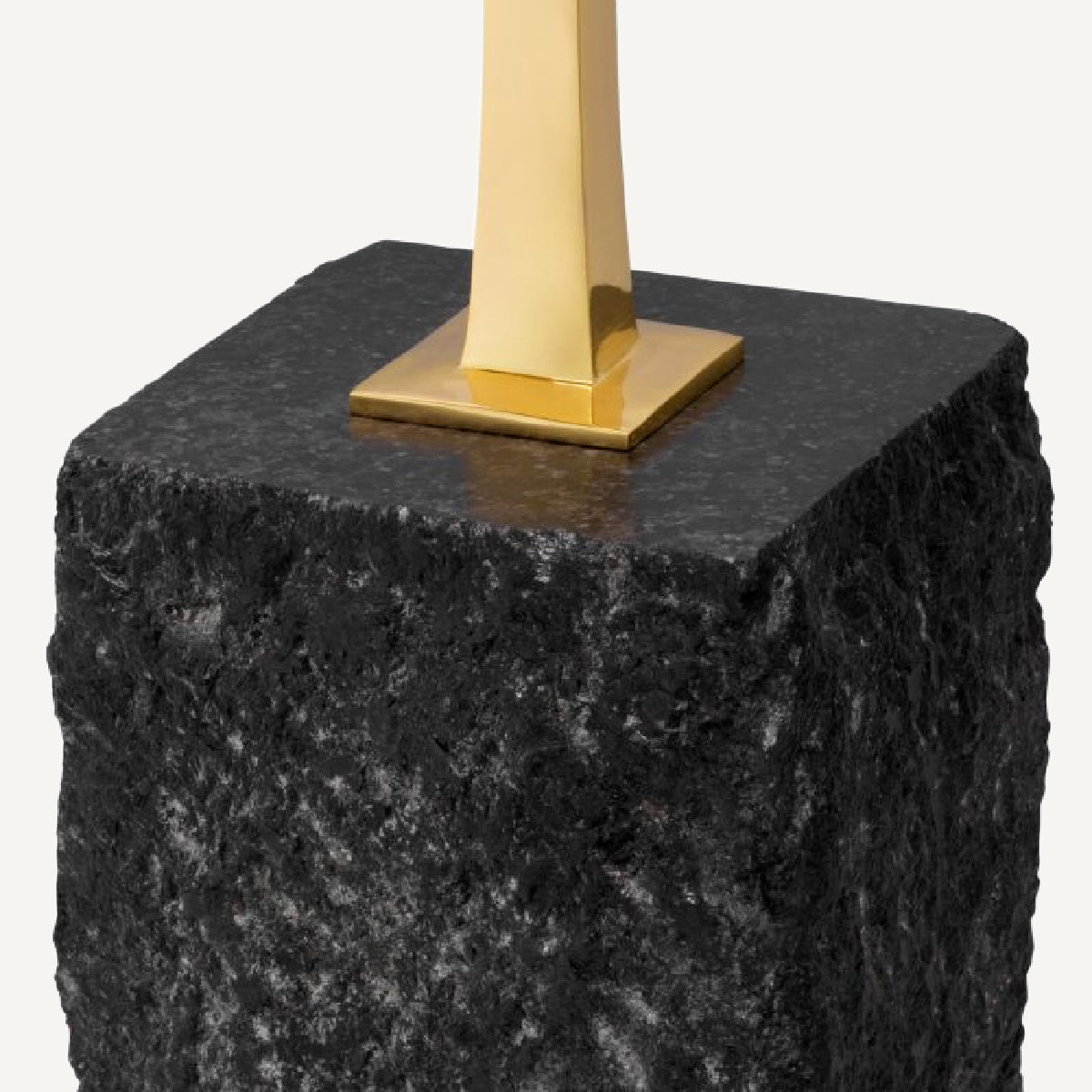 Table d'appoint dorée en granit noir | Eichholtz Kayan S | REMO-HOME, mobilier et décoration d'intérieur