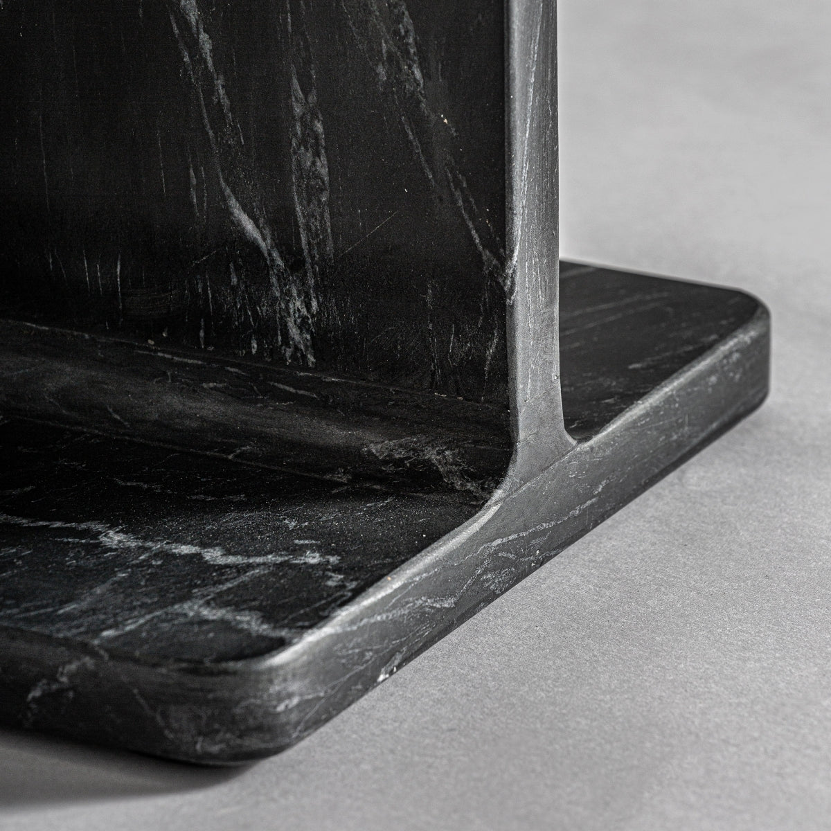 Table d'appoint en marbre noir | VICAL Marquina | REMO-HOME, mobilier design et décoration d'intérieur